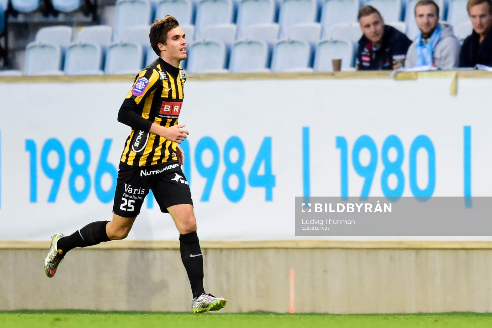 1 Häckens Egzon Binaku jublar