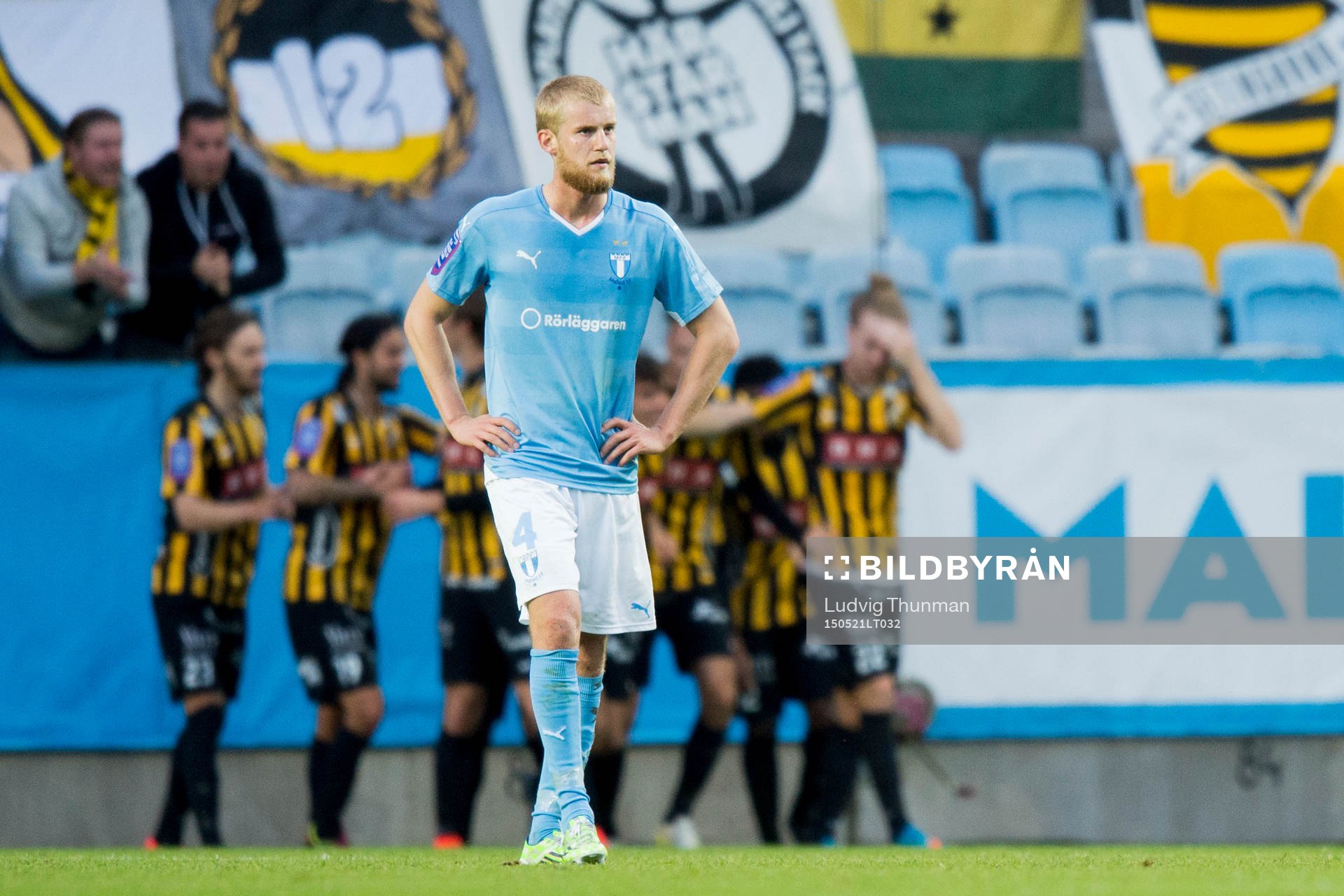 Häckens spelare firar 0-3 medan Malmö FFs Filip Helander