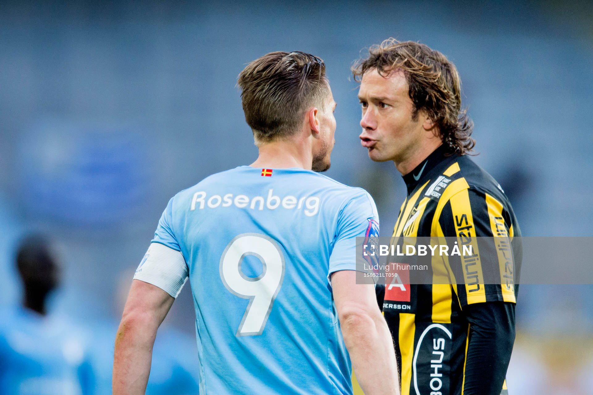 Malmö FFs Markus Rosenberg i diskussion med Häckens Diego Lugano under fotbollsmatchen i Allsvenskan mellan Malmö FF och Häcken den 21 maj 2015 i Malmö.