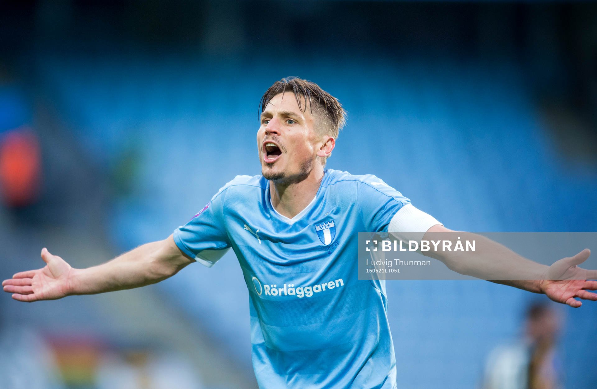 Malmö FFs Markus Rosenberg slår ut med armarna