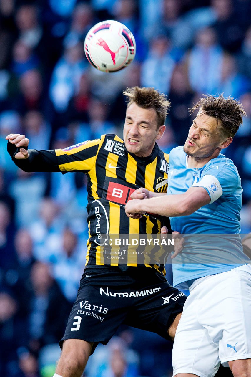 Häckens Jasmin Sudic i kamp med Malmö FFs Markus Rosenberg under fotbollsmatchen i Allsvenskan mellan Malmö FF och Häcken den 21 maj 2015 i Malmö.