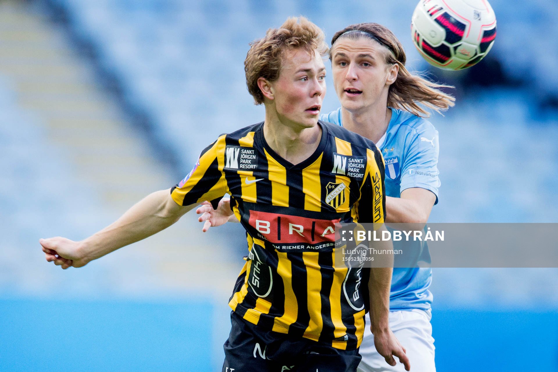 Häckens Joel Andersson jagas av Malmö FFs Pawel Cibicki under fotbollsmatchen i Allsvenskan mellan Malmö FF och Häcken den 21 maj 2015 i Malmö.