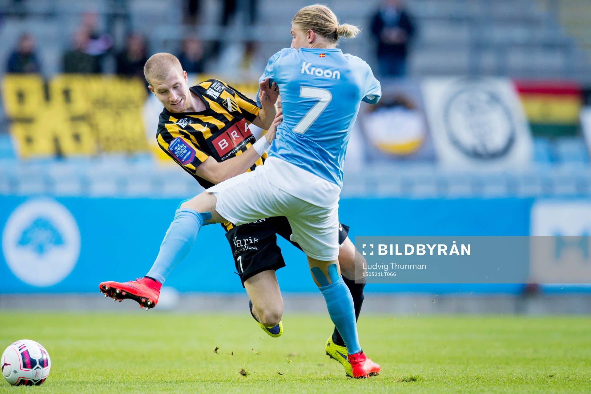 Häckens Simon Gustafson faller