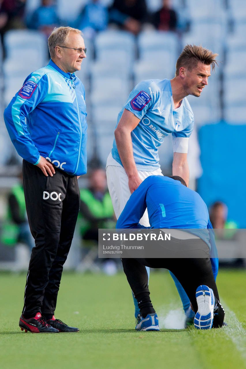 Malmö FFs Markus Rosenberg får vård av läkare Pär