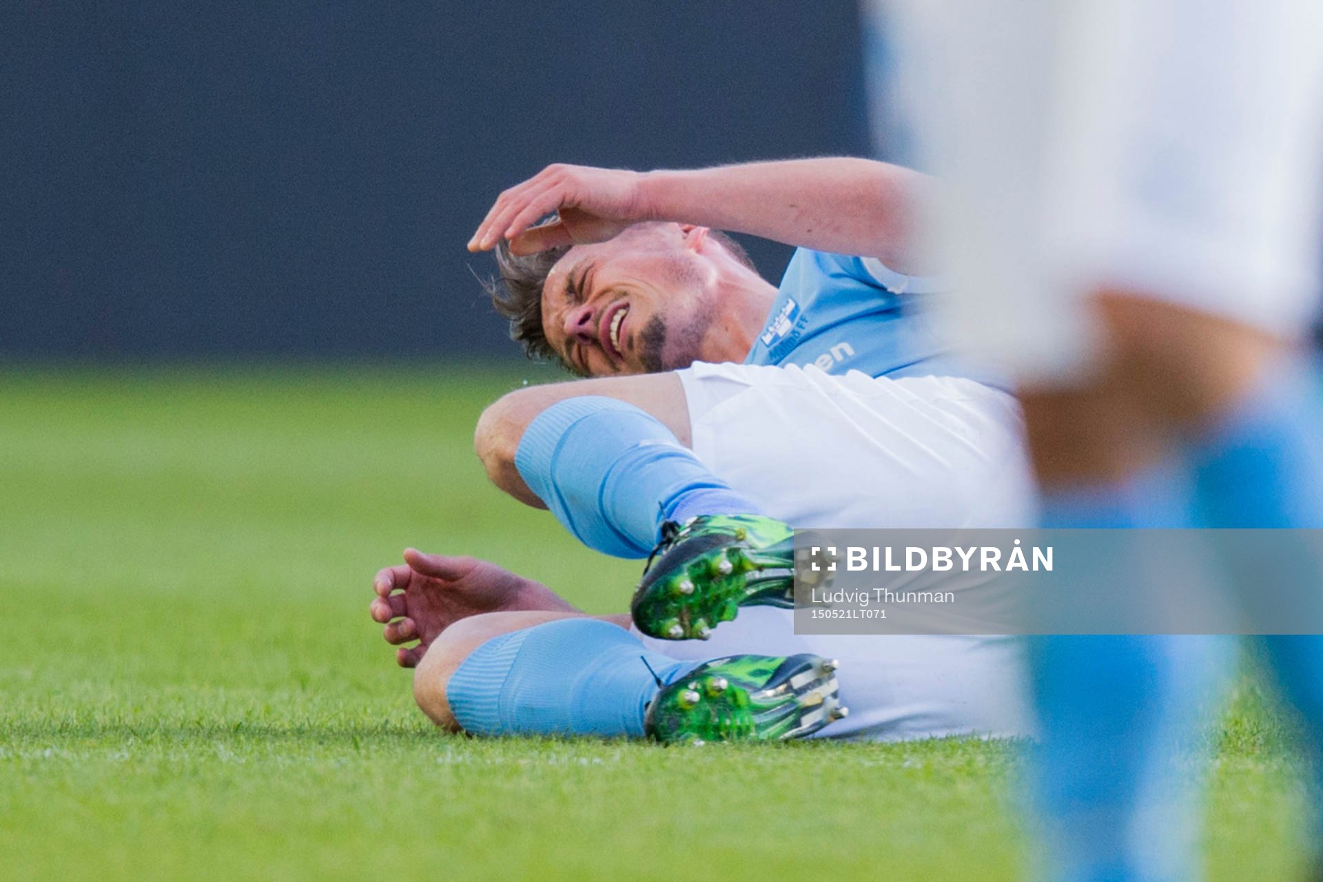 Malmö FFs Markus Rosenberg grinar illa efter en duell under fotbollsmatchen i Allsvenskan mellan Malmö FF och Häcken den 21 maj 2015 i Malmö.