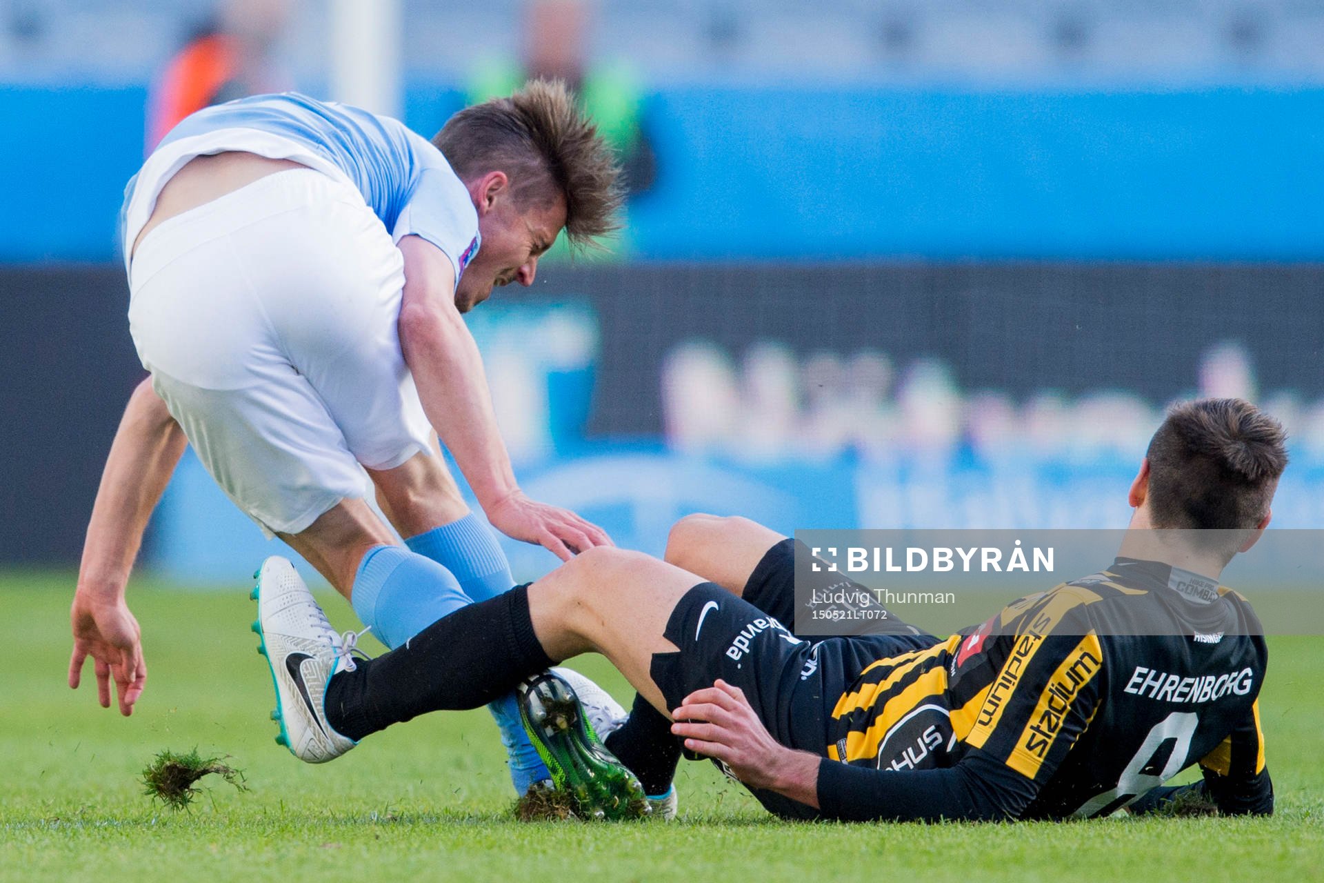 Malmö FFs Markus Rosenberg faller i en duell med Häckens