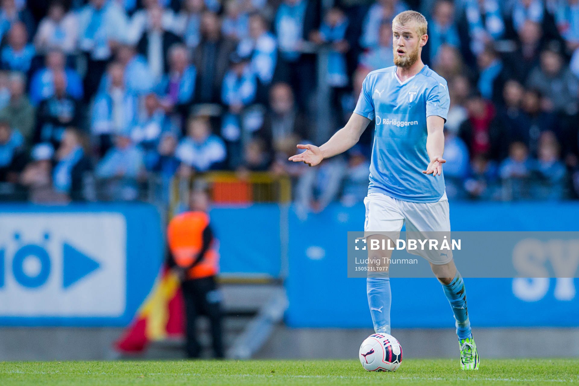 Malmö FFs Filip Helander letar spelmöjligheter