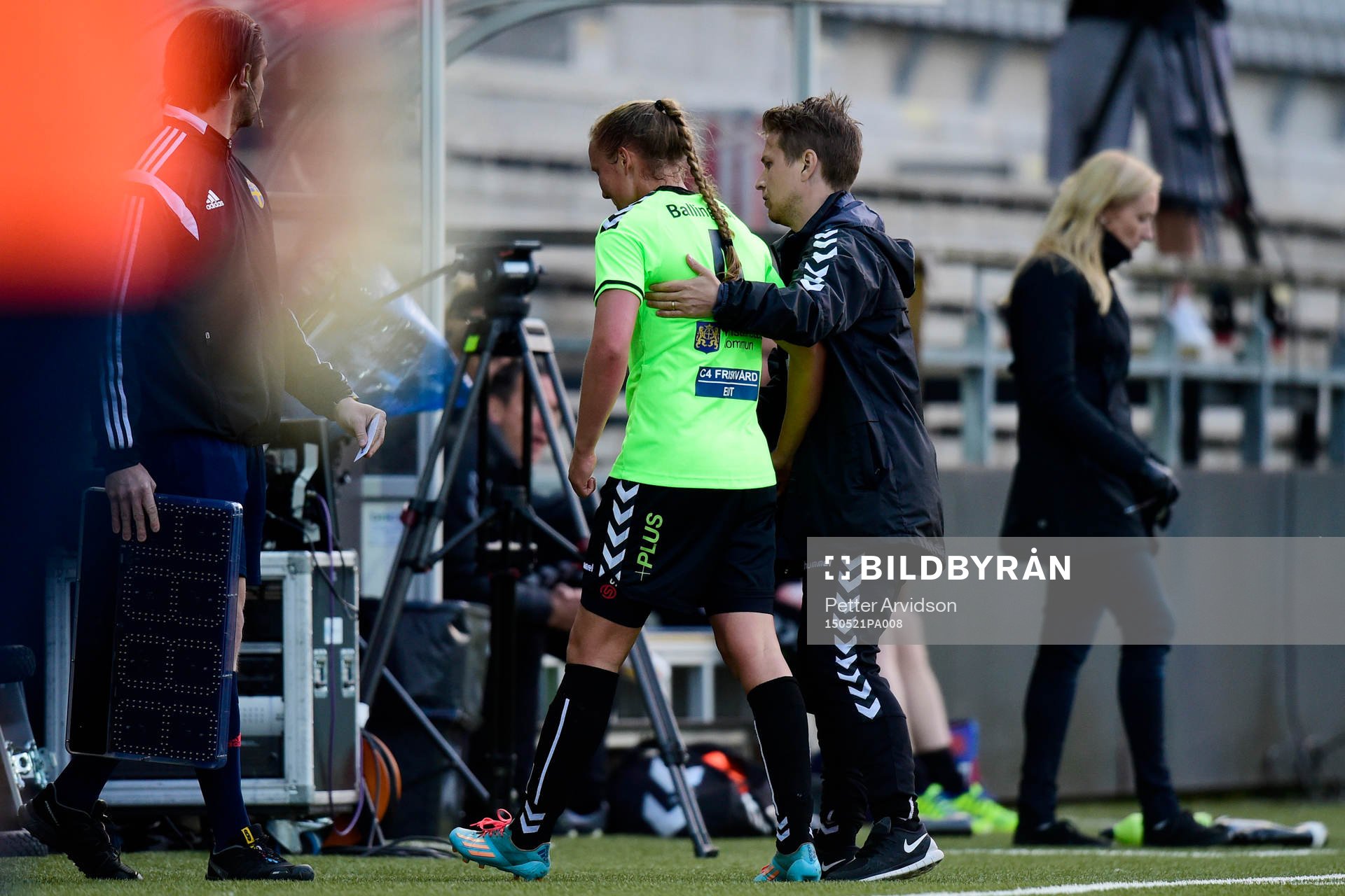 Kristianstads Therese Ivarsson fick bytas ut i första halvlek under fotbollsmatchen i Damallsvenskan mellan FC Rosengård och Kristianstad den 21 maj 2015 i Malmö.