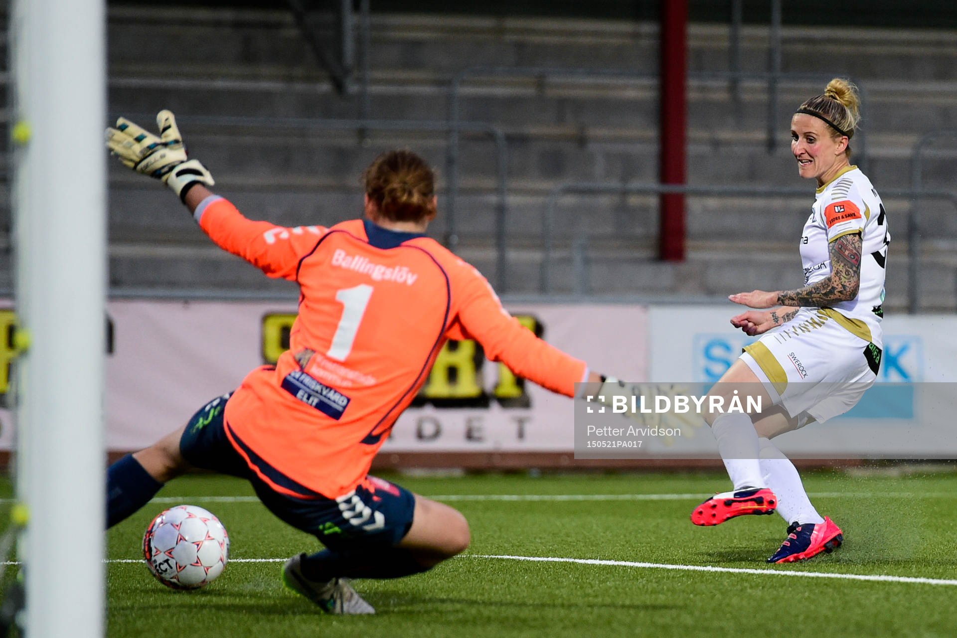 Rosengårds Anja Mittag gör 6-0 bakom Kristianstads målvakt Brett Maron under fotbollsmatchen i Damallsvenskan mellan FC Rosengård och Kristianstad den 21 maj 2015 i Malmö.