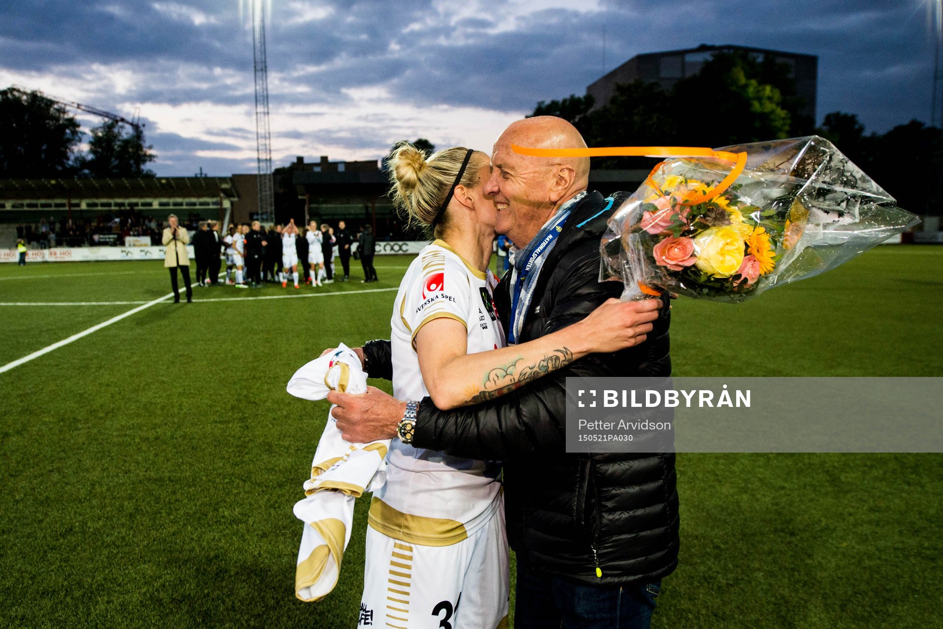 Rosengårds Anja Mittag avtackas av sportchef Erling Nilsson efter fotbollsmatchen i Damallsvenskan mellan FC Rosengård och Kristianstad den 21 maj 2015 i Malmö.