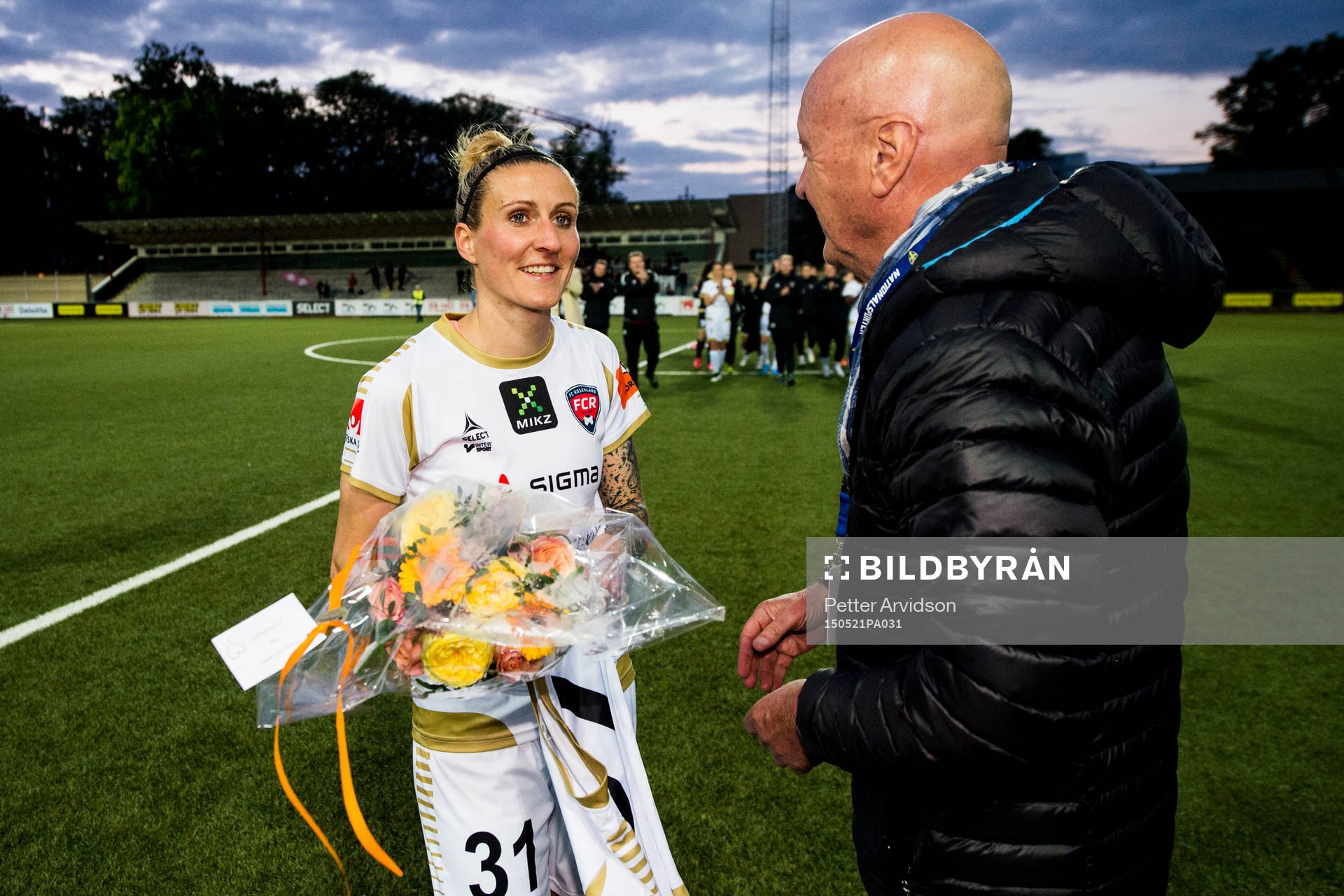 Rosengårds Anja Mittag avtackas av sportchef Erling Nilsson efter fotbollsmatchen i Damallsvenskan mellan FC Rosengård och Kristianstad den 21 maj 2015 i Malmö.
