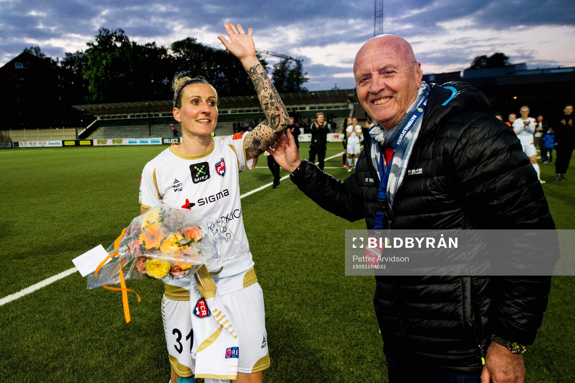 Rosengårds Anja Mittag avtackas av sportchef Erling Nilsson