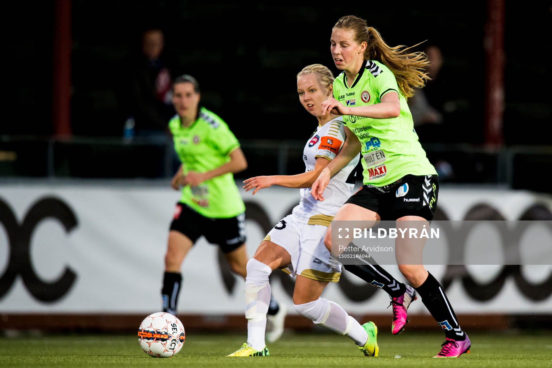 Rosengårds Nathalie Persson i kamp med Kristianstads Amanda Edgren under fotbollsmatchen i Damallsvenskan mellan FC Rosengård och Kristianstad den 21 maj 2015 i Malmö.