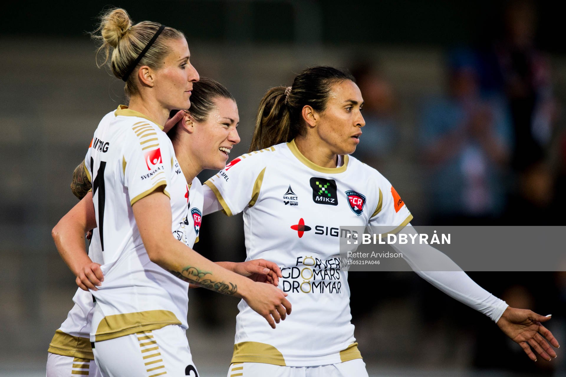 Rosengårds Ramona Bachmann (m) jublar ihop med Anja Mittag