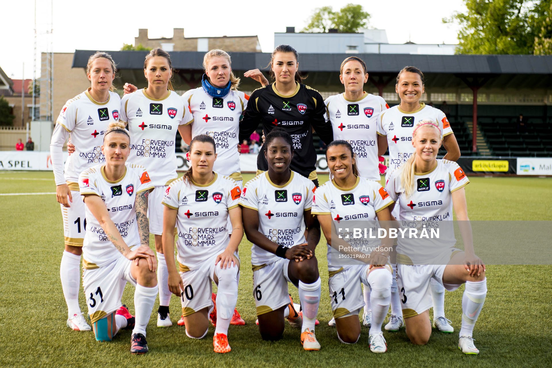 Rosengårds spelare ställer upp för en lagbild, övre