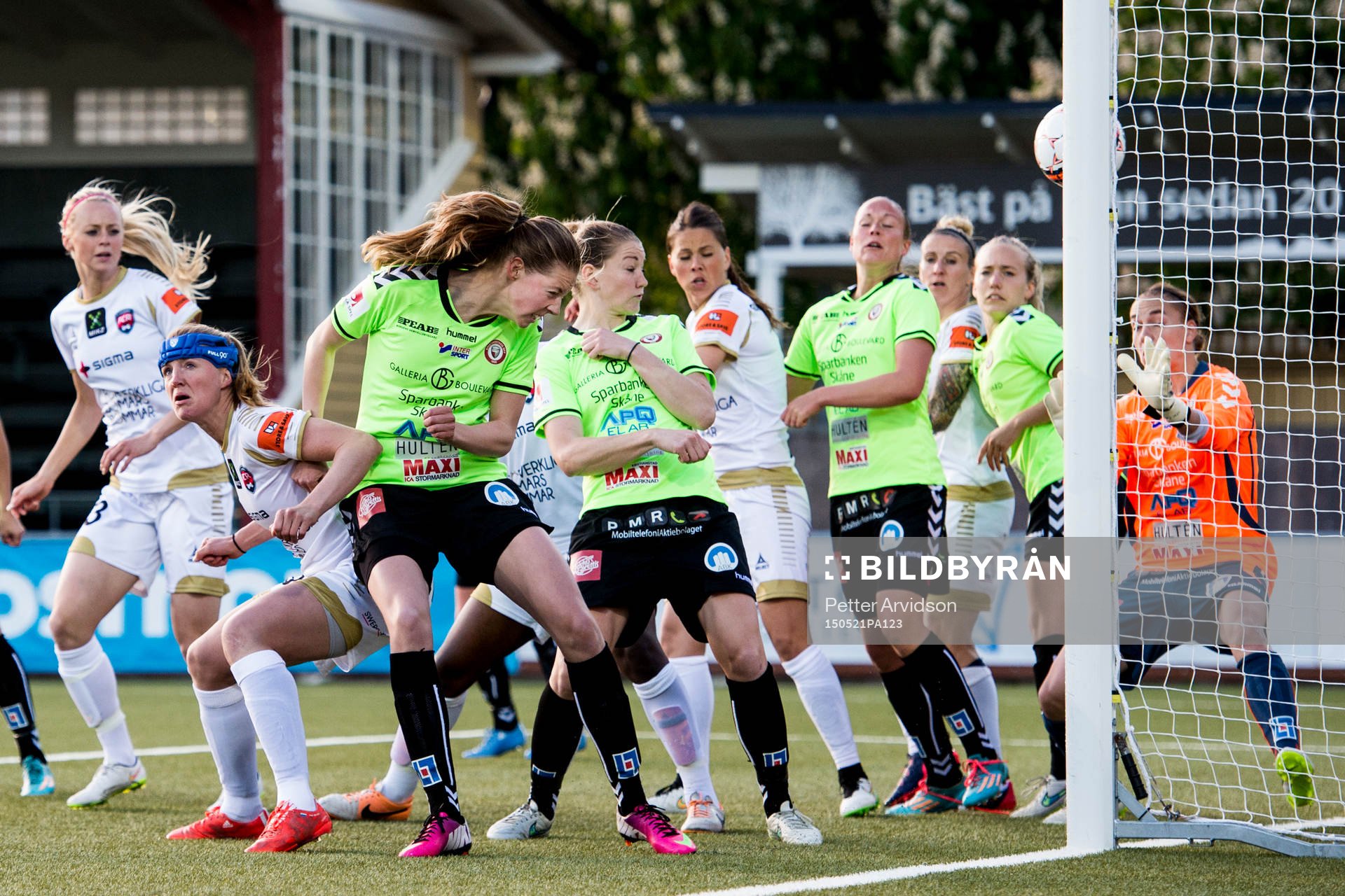 Kristianstads Amanda Edgren nickar in självmål 1-0 i kamp med Rosengårds Kirsten Van De Ven under fotbollsmatchen i Damallsvenskan mellan FC Rosengård och Kristianstad den 21 maj 2015 i Malmö.