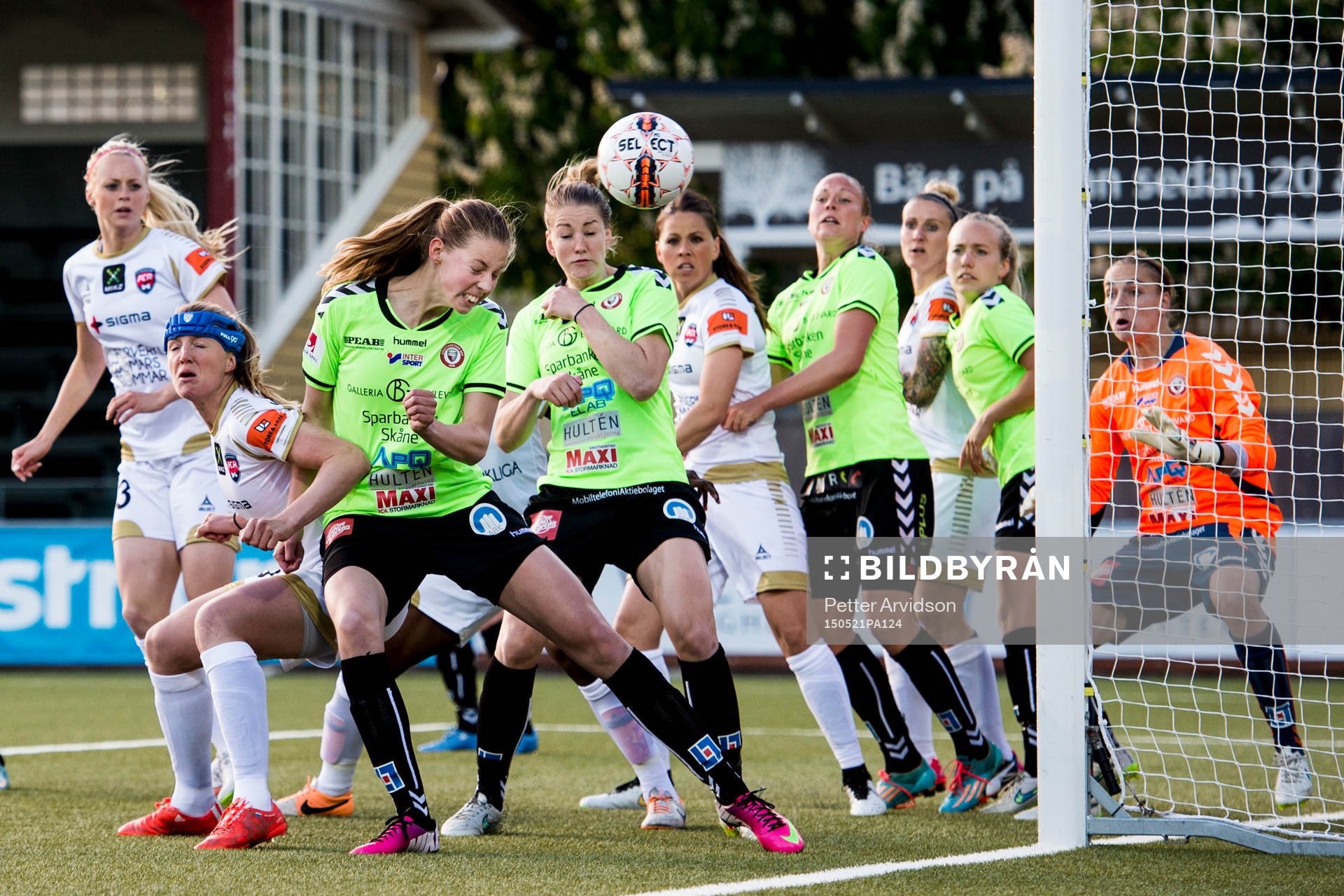 Kristianstads Amanda Edgren nickar in självmål 1-0