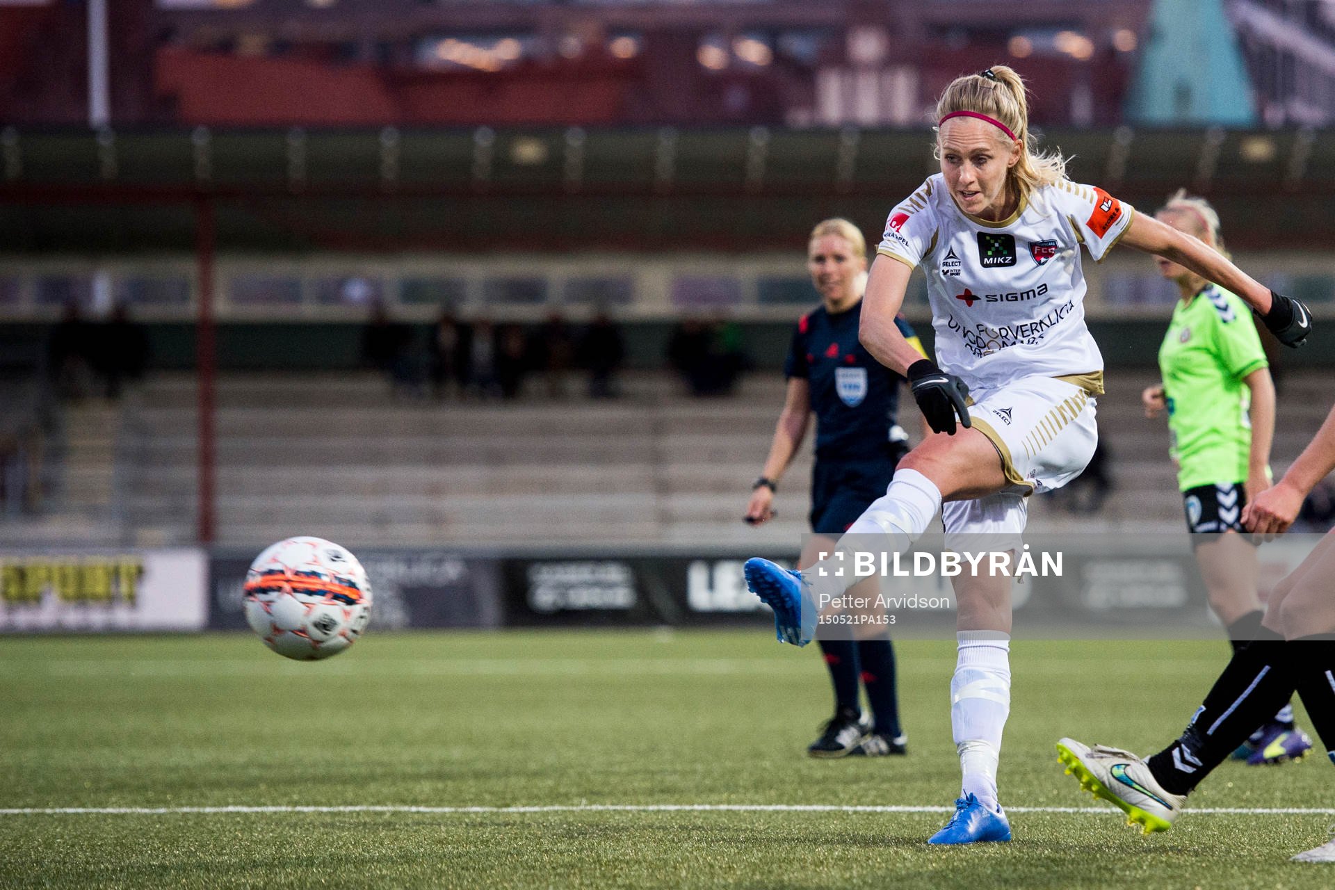Rosengårds Line Röddik Hansen testar skott