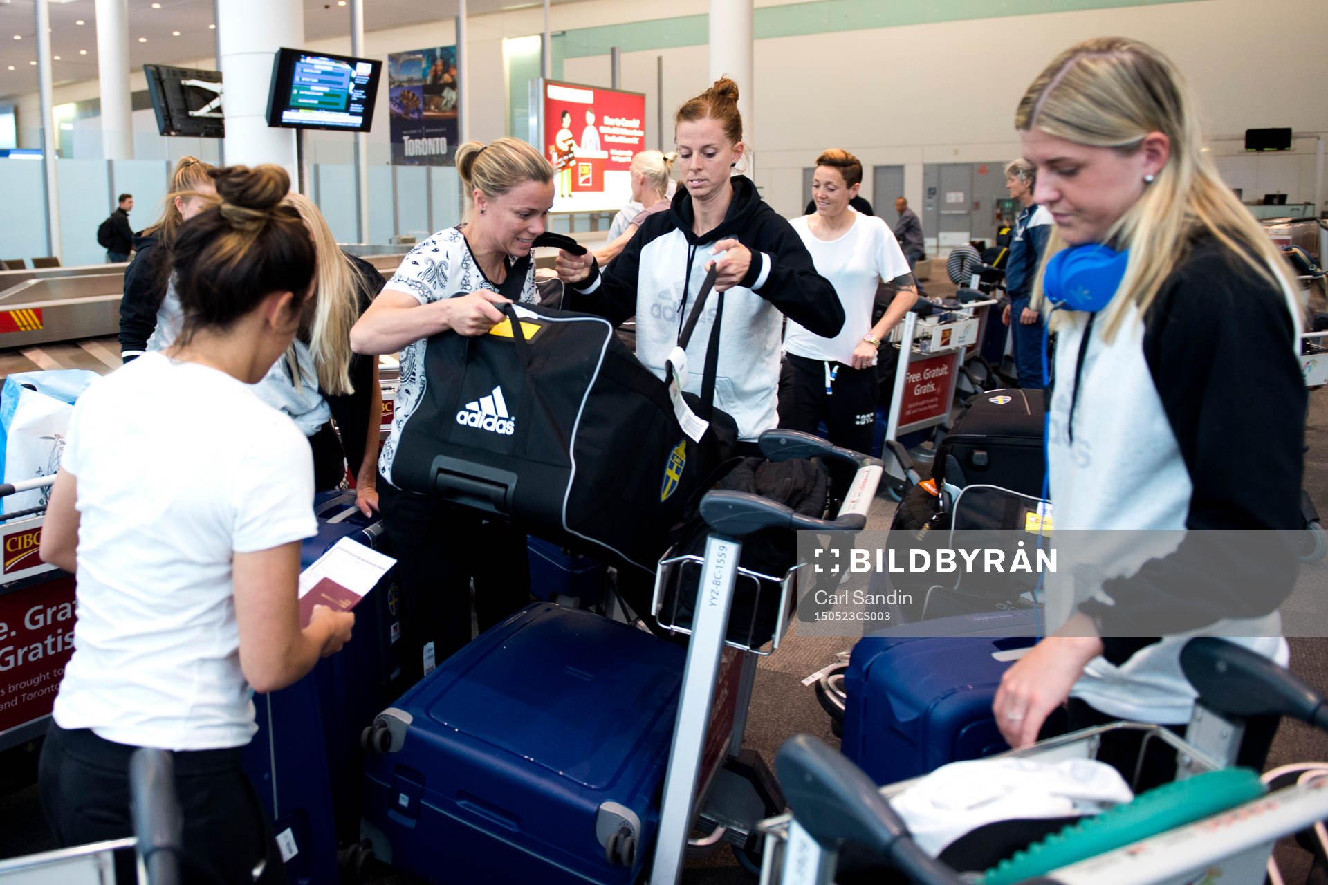 Sveriges Sara Thunebro och Lotta Schelin hämtar väskorna