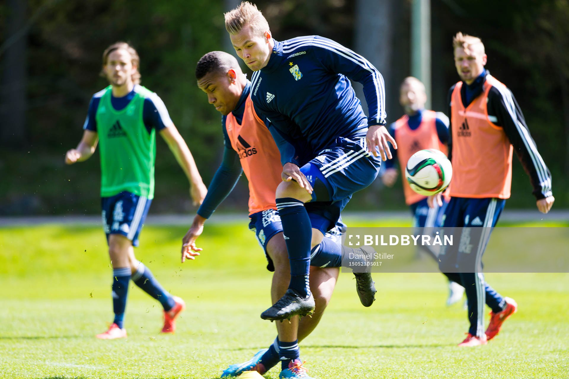 Gustav Engvall får en tryckare av Patrick Dyrestam