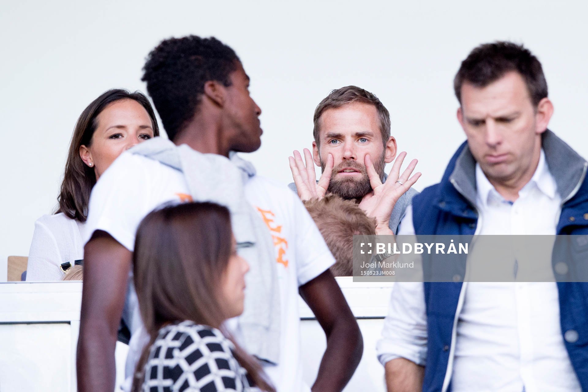 Olof Mellberg på läktarplats ovanför tennisproffset Elias Ymer under fotbollsmatchen i Ligue 1 mellan Paris SG och Reims den 23 maj 2015 i Paris.