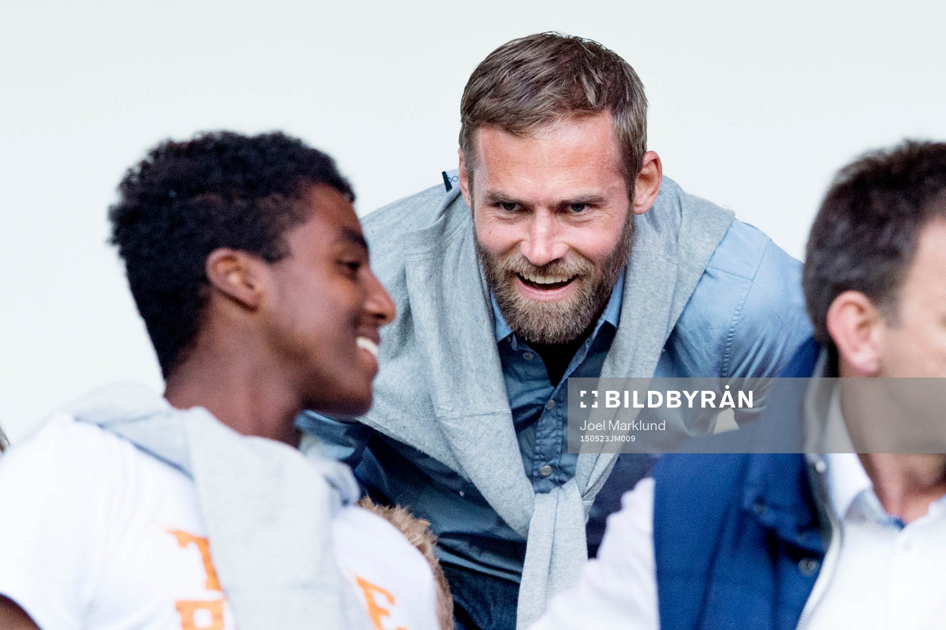 Olof Mellberg på läktarplats i samtal med tennisproffset Elias Ymer under fotbollsmatchen i Ligue 1 mellan Paris SG och Reims den 23 maj 2015 i Paris.