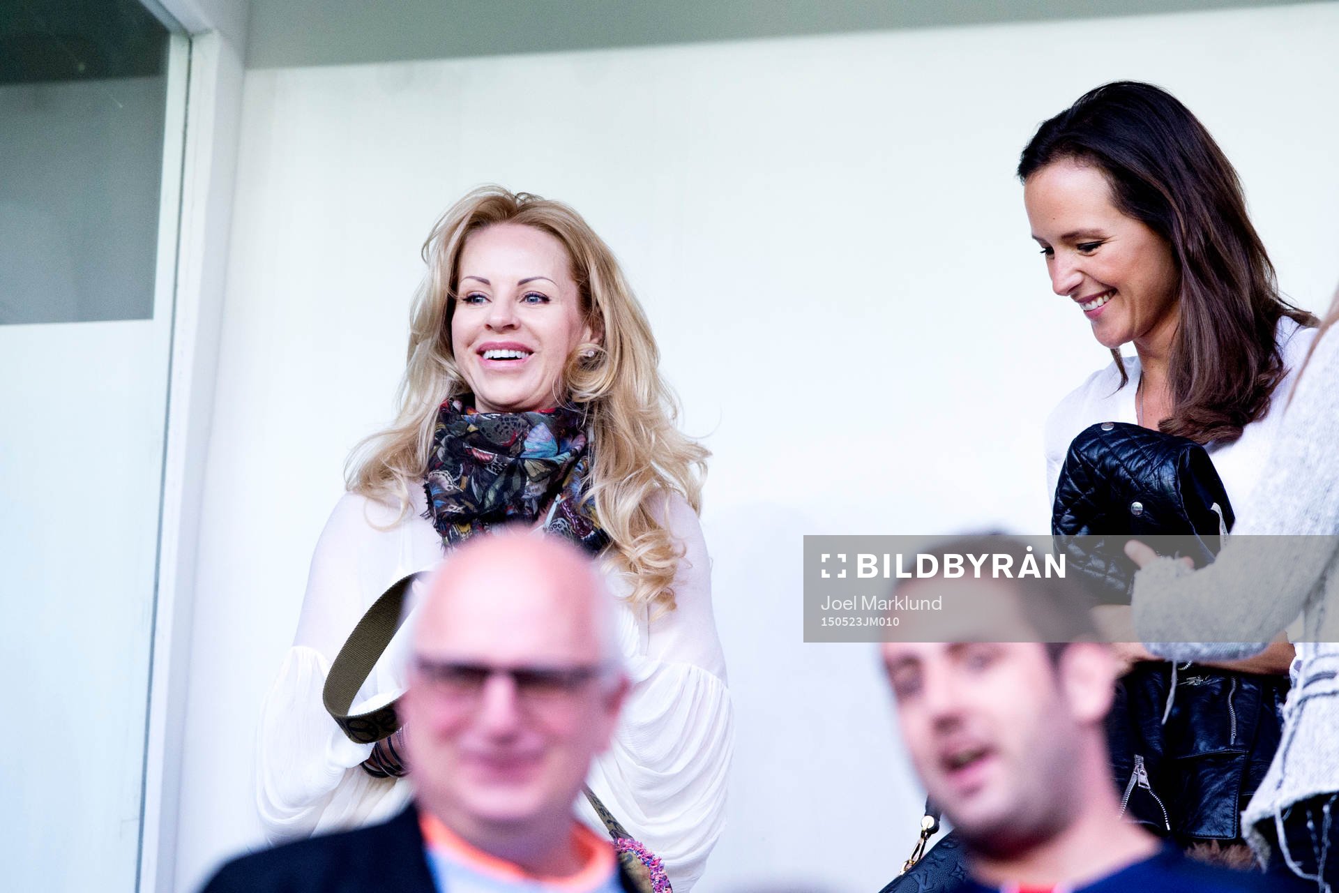 Helena Seger och Olof Mellbergs fru Carolina Kihl på läktarplats under fotbollsmatchen i Ligue 1 mellan Paris SG och Reims den 23 maj 2015 i Paris.