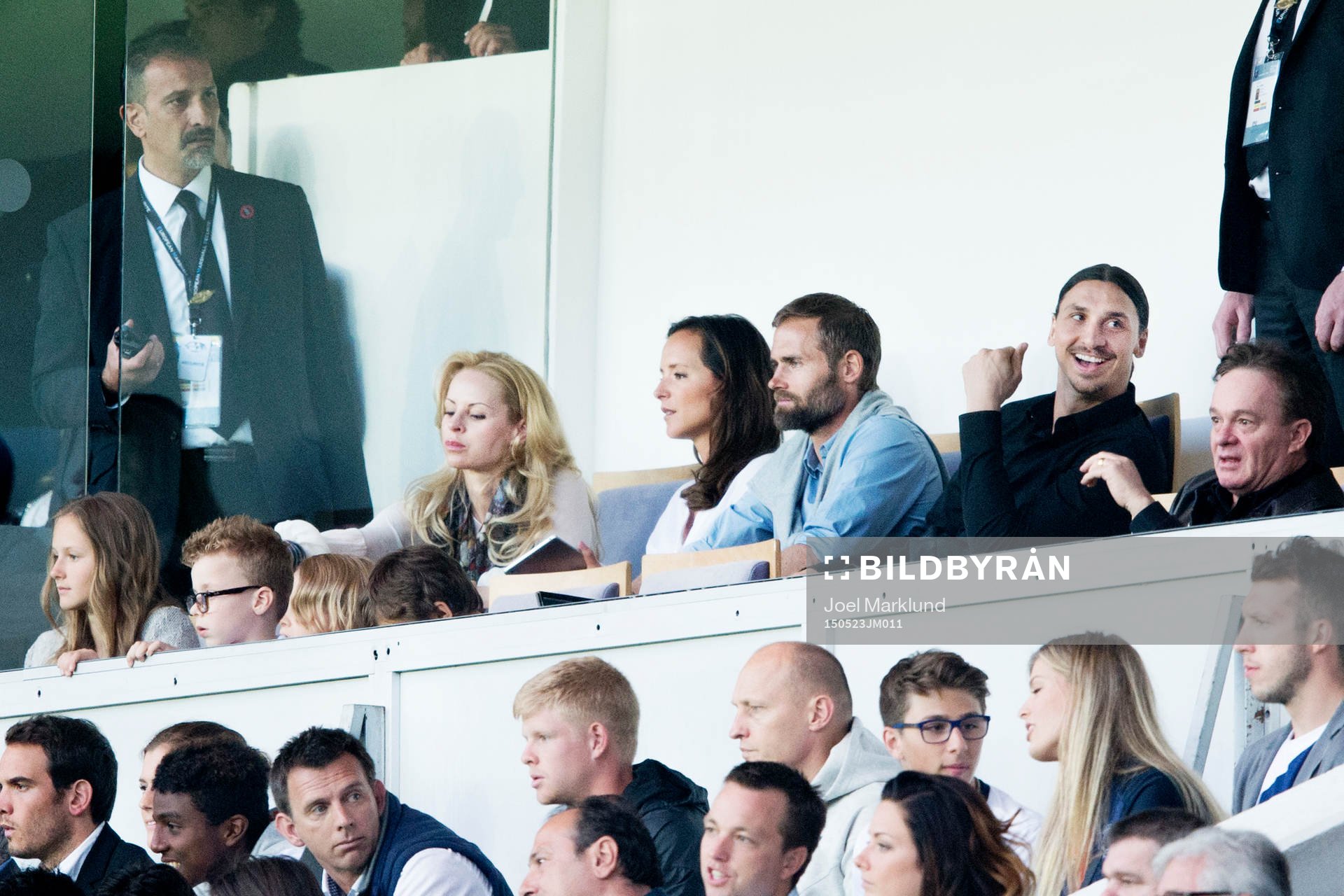 Helena Seger och Zlatan Ibrahimovic med barnen Vincent och Maximilian i sällskap med Olof Mellberg med frun Carolina Kihl på läktarplats ovanför tennisproffset Elias Ymer under fotbollsmatchen i Ligue 1 mellan Paris SG och Reims den 23 maj 2015 i Paris.
