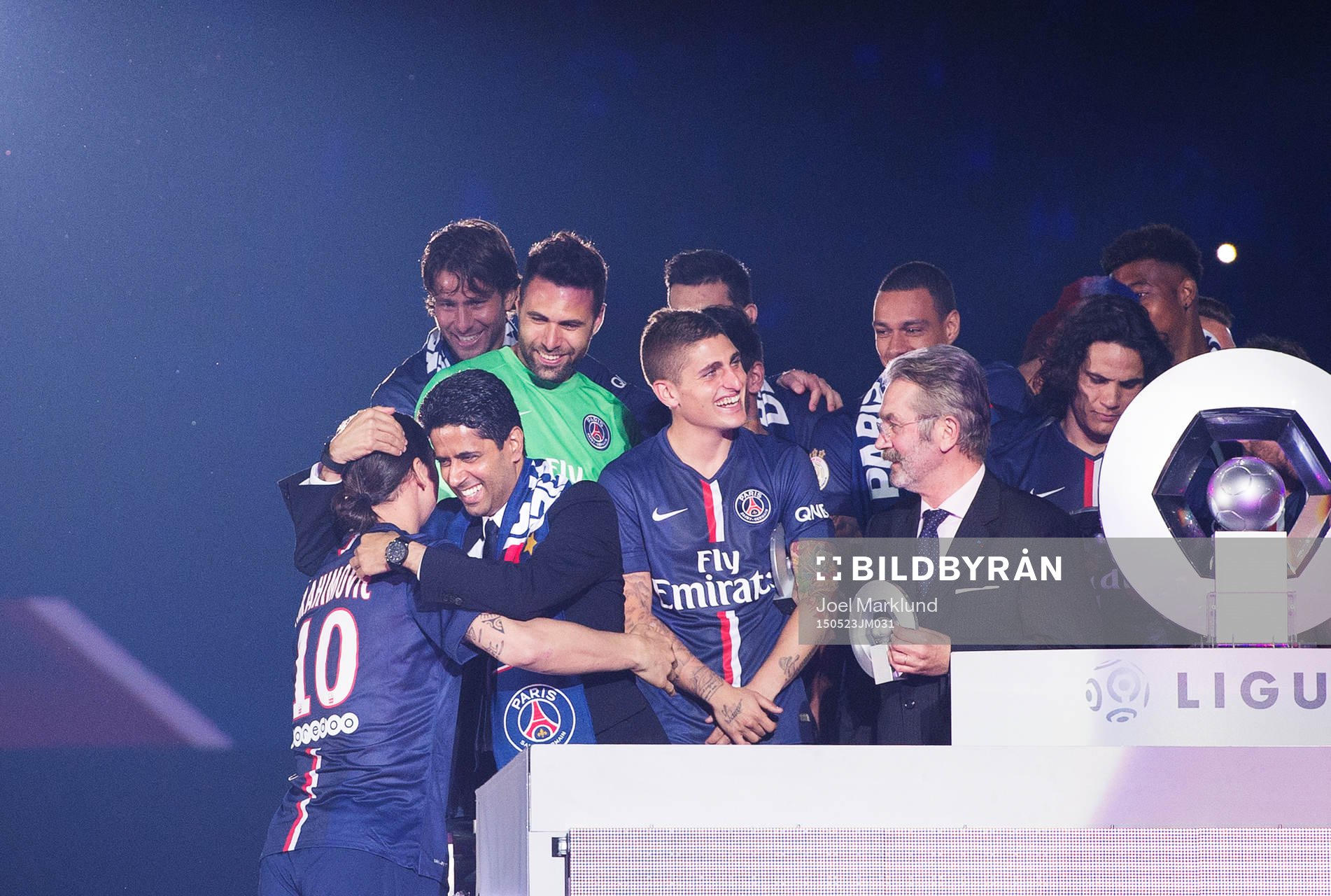 Zlatan Ibrahimovic kramas om av PSG:s ordförande och ägare Nasser Al-Khelaifi vid medaljceremonin efter fotbollsmatchen i Ligue 1 mellan Paris SG och Reims den 23 maj 2015 i Paris.
