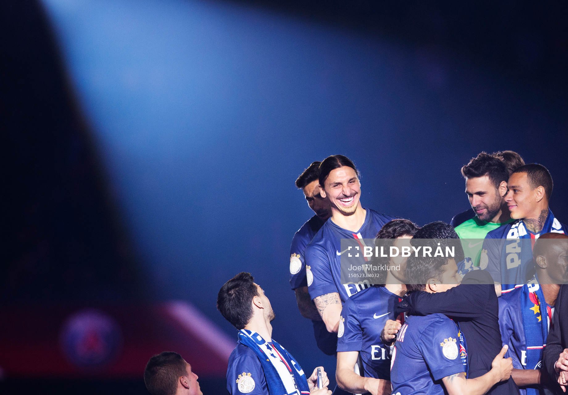 PSG:s Zlatan Ibrahimovic ler vid medaljceremonin efter fotbollsmatchen i Ligue 1 mellan Paris SG och Reims den 23 maj 2015 i Paris.