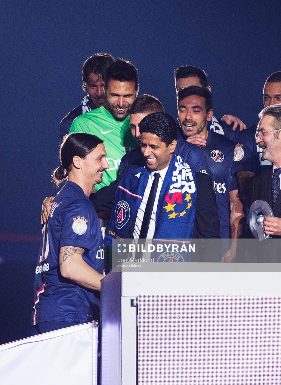 Zlatan Ibrahimovic kramas om av PSG:s ordförande och ägare Nasser Al-Khelaifi vid medaljceremonin efter fotbollsmatchen i Ligue 1 mellan Paris SG och Reims den 23 maj 2015 i Paris.