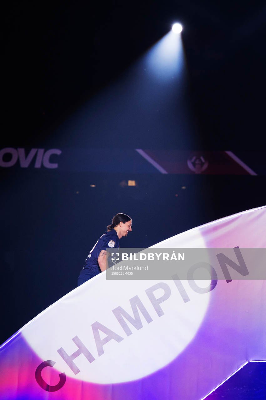 s Zlatan Ibrahimovic på väg upp till medaljceremonin