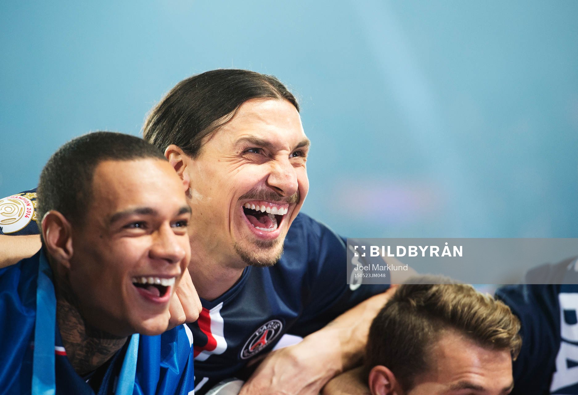 s Zlatan Ibrahimovic jublar med lagkamrater