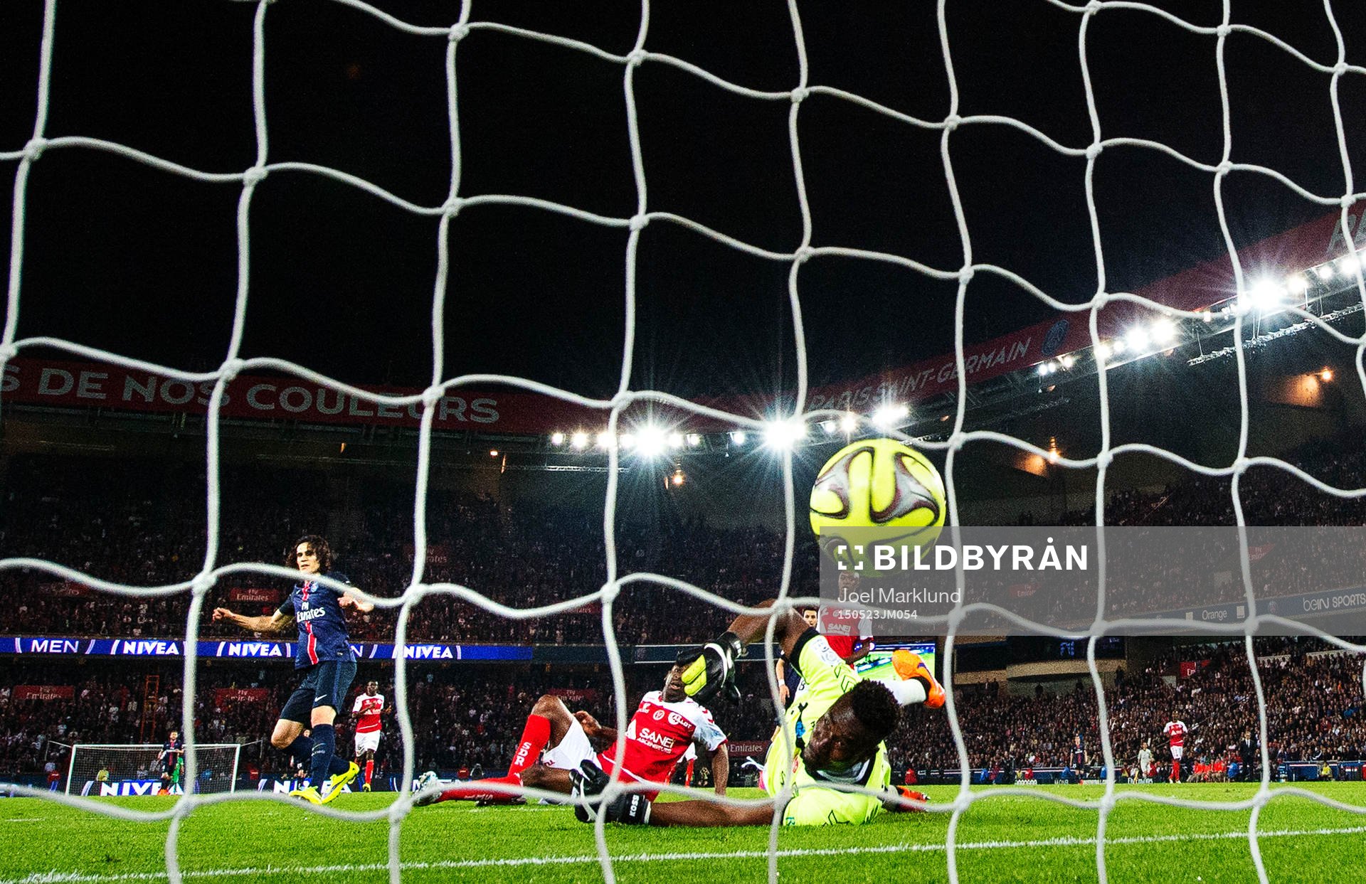 s Edinson Cavani skjuter in 3-1 bakom Reims målvakt Kossi