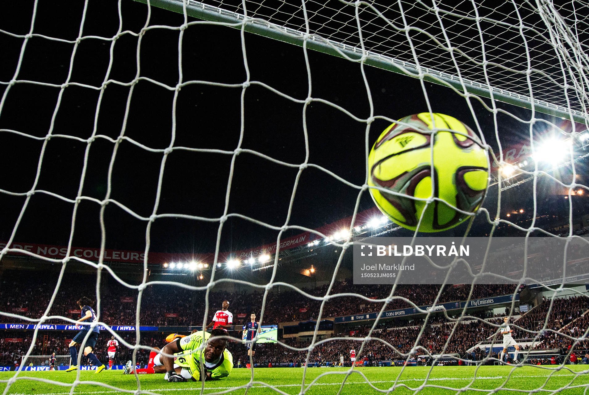 s Edinson Cavani skjuter in 3-1 bakom Reims målvakt Kossi