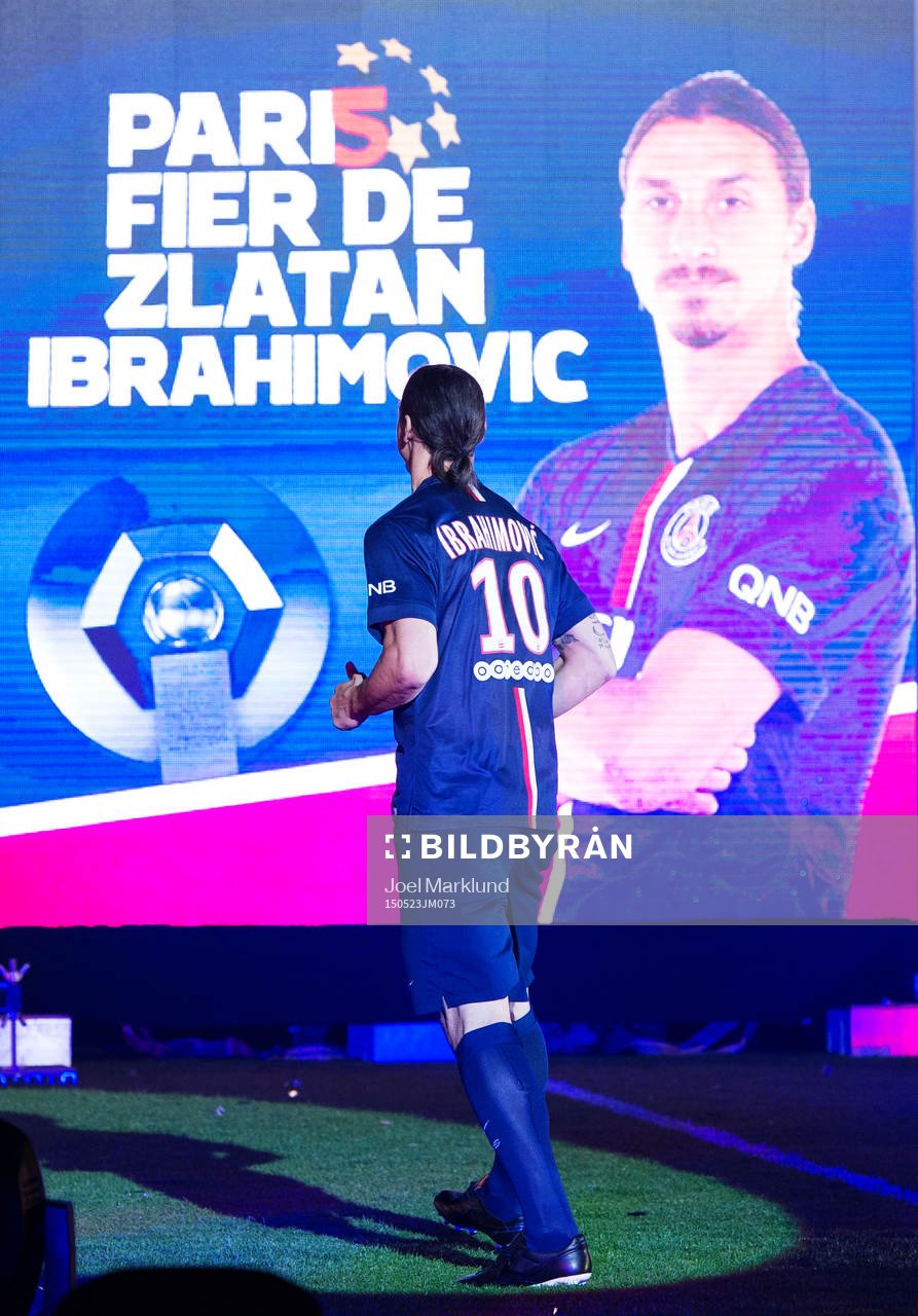 s Zlatan Ibrahimovic på väg till medaljceremonin
