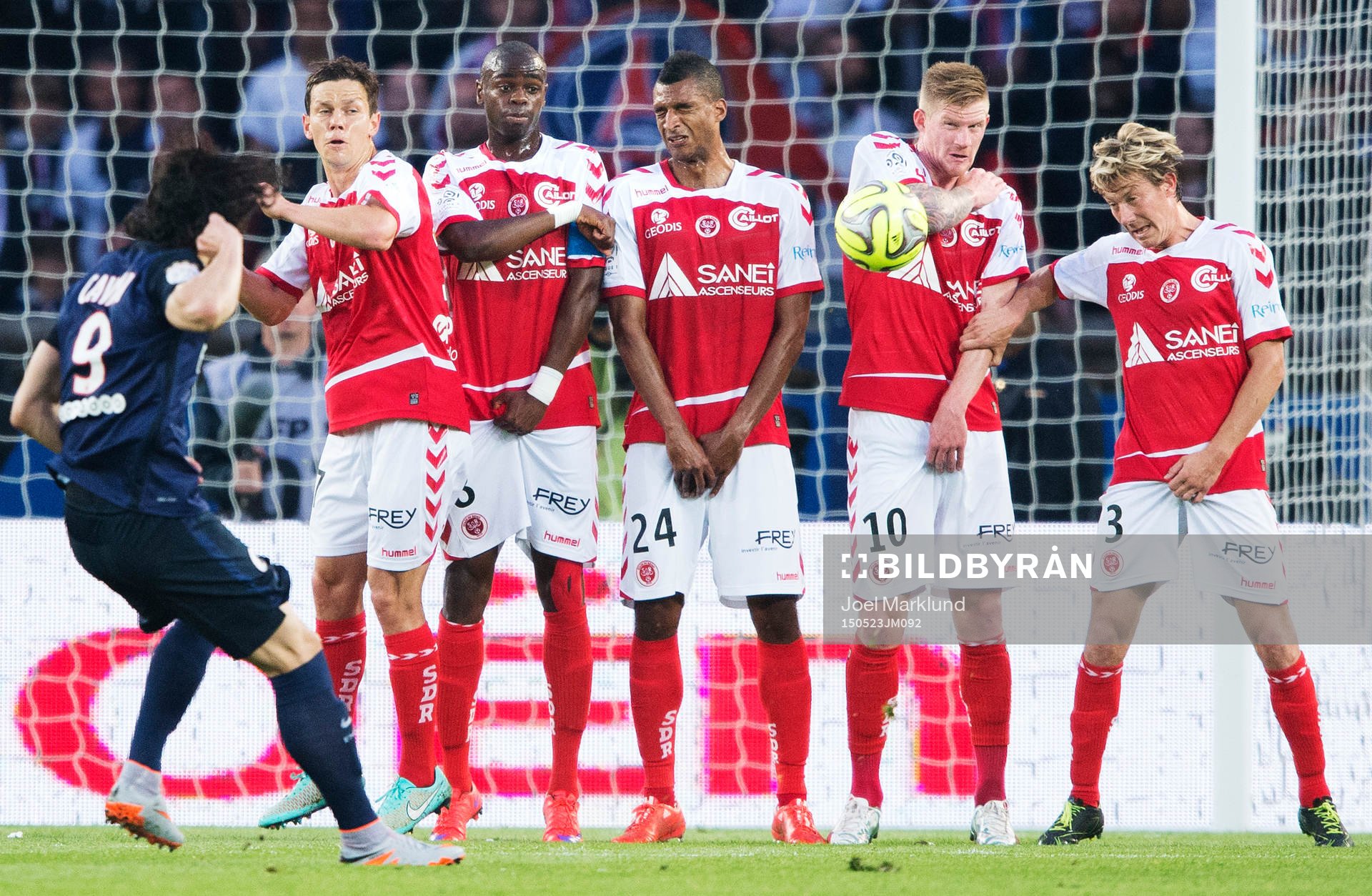 s Edinson Cavani skjuter en frispark mot Reims mur