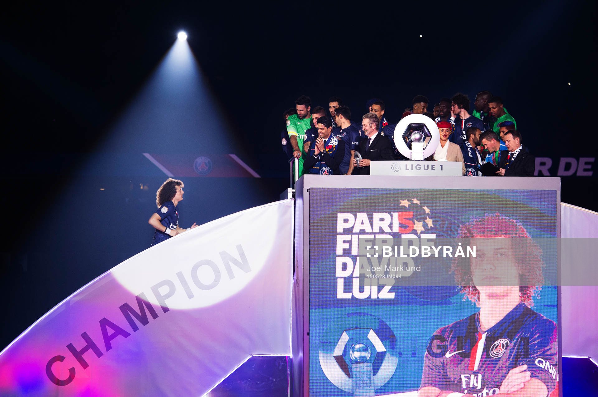 s David Luiz på väg upp till medaljceremonin