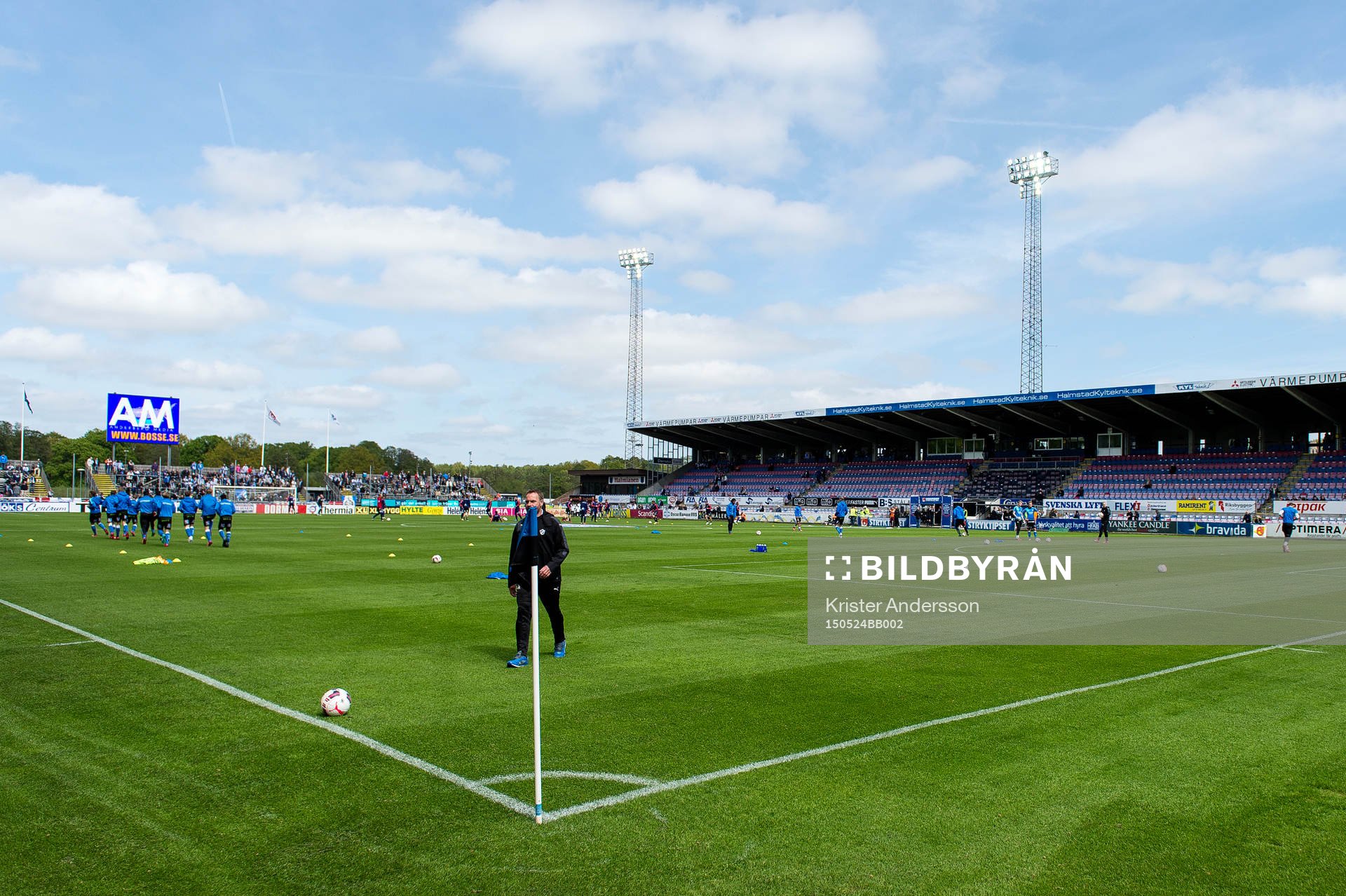 Lagen värmer upp innan  fotbollsmatchen i Allsvenskan mellan Halmstad och IFK Göteborg den 24 maj 2015 i Halmstad.