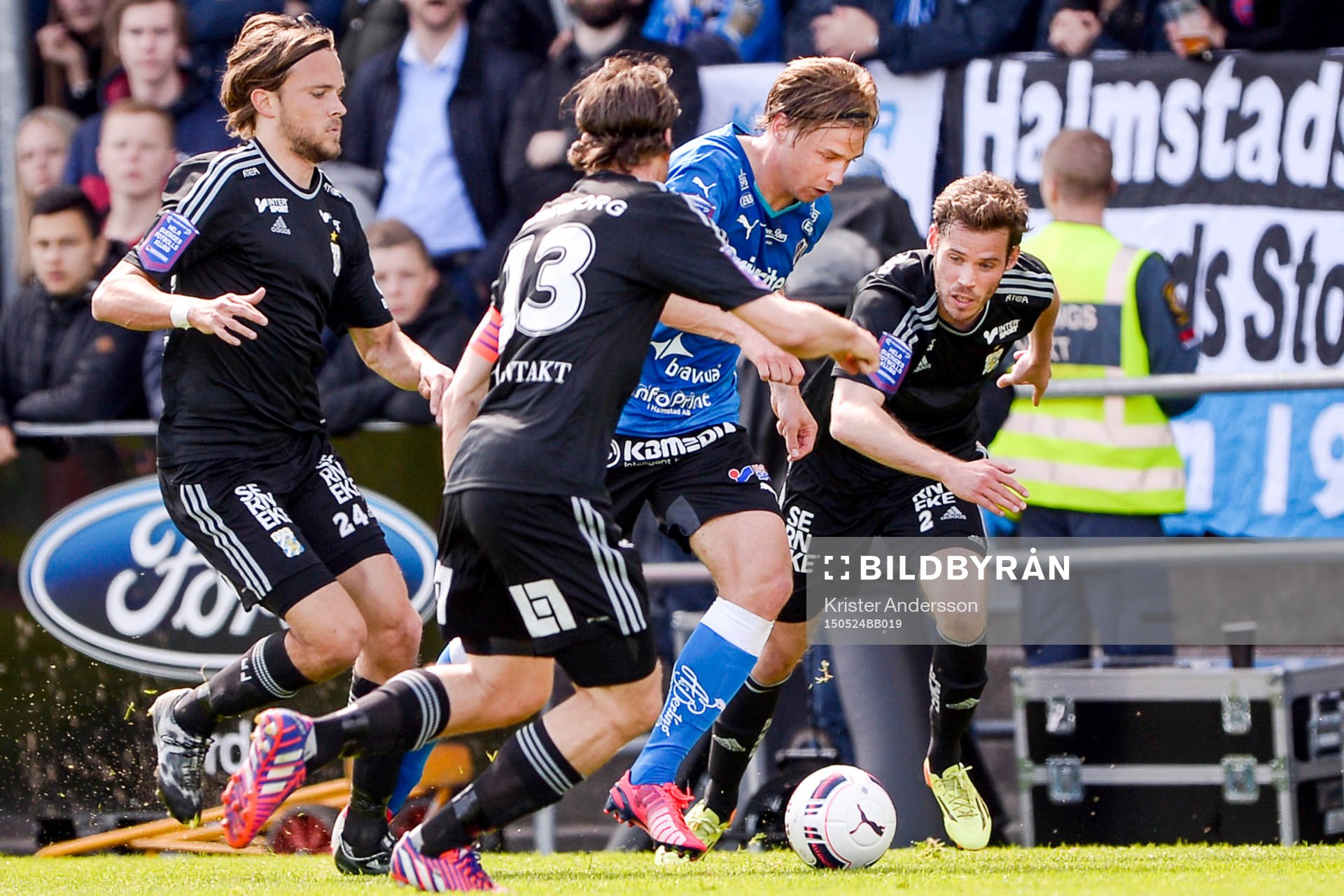 Halmstads Snorre Krogsgård jagas utav IFK Göteborgs
