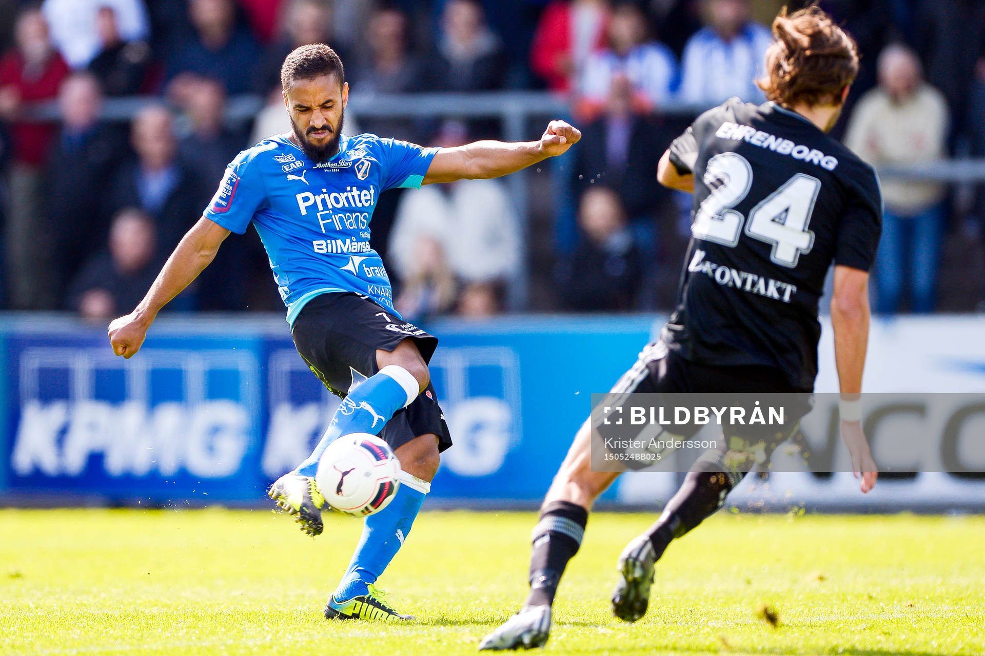 Halmstads Junes Barny provar skott