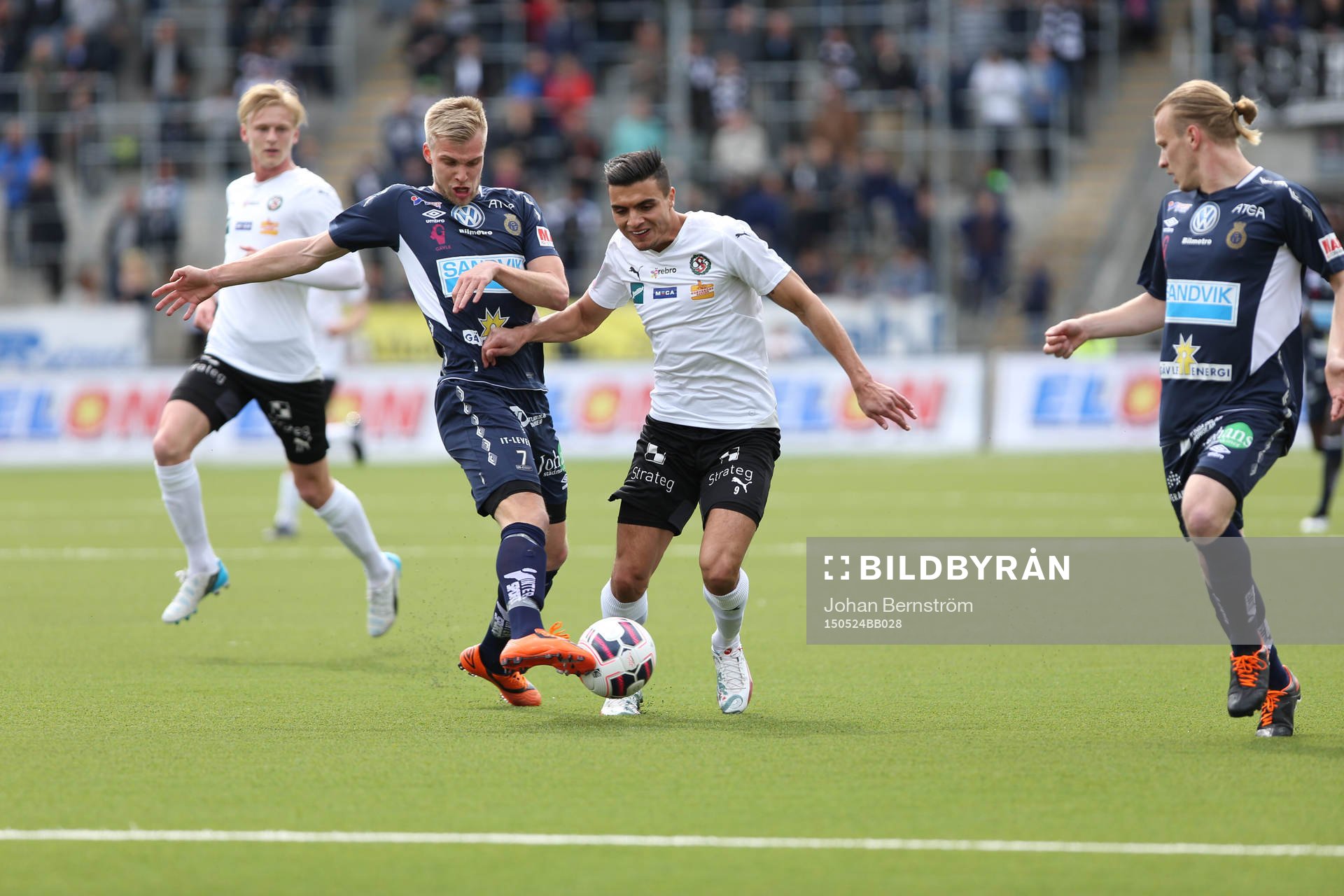 Gefles Robin Nilsson och Örebros Ahmed Yasin under fotbollsmatchen i Allsvenskan mellan Örebro SK och Gefle IF den 24 maj 2015 i Örebro.