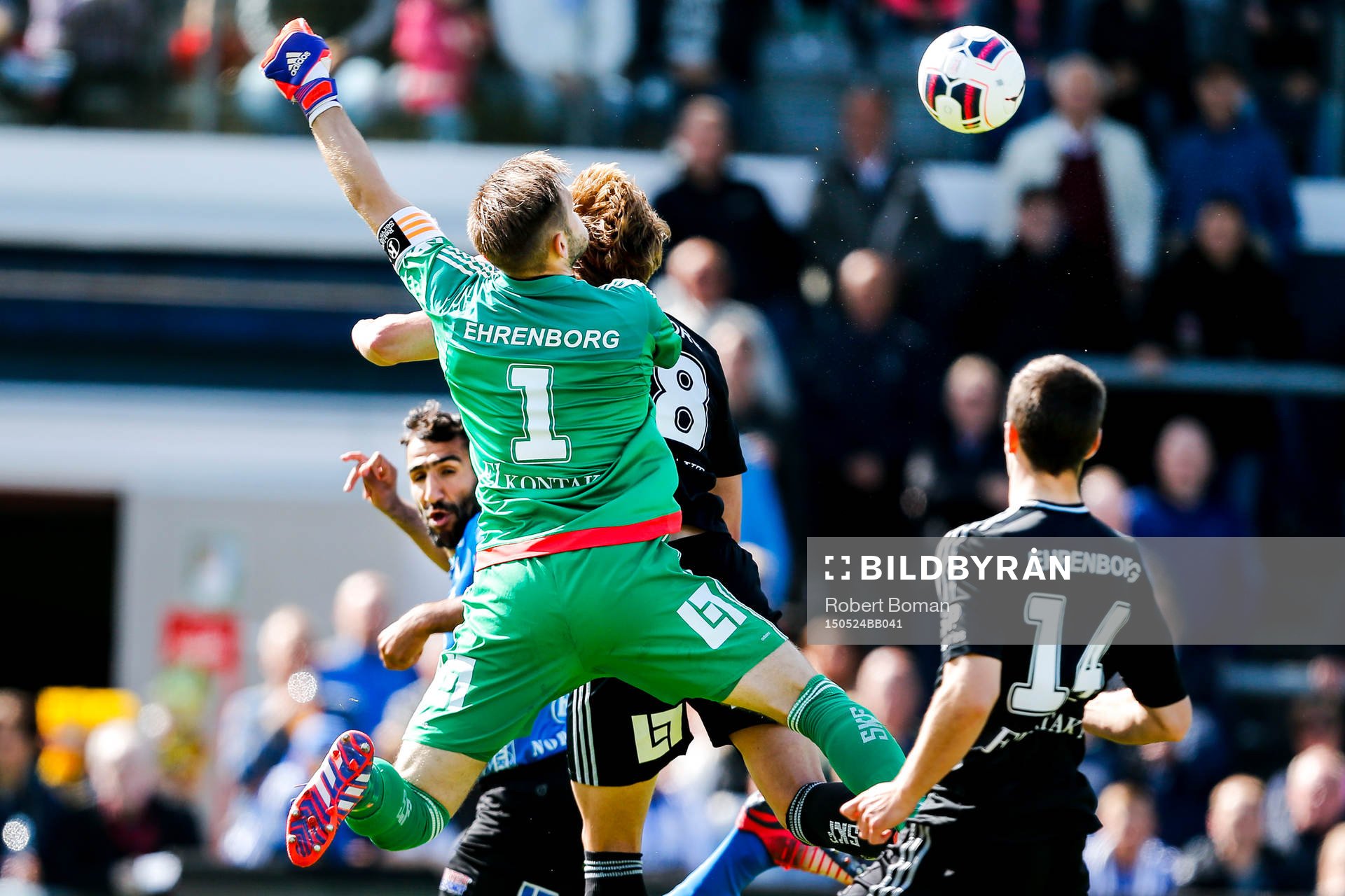 IFK Göteborgs målvakt John Alvbåge i en luftduell