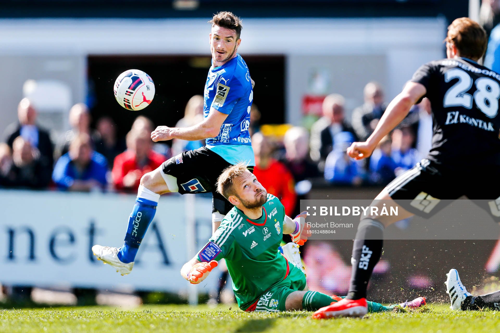 Halmstads James Keene och IFK Göteborgs målvakt John