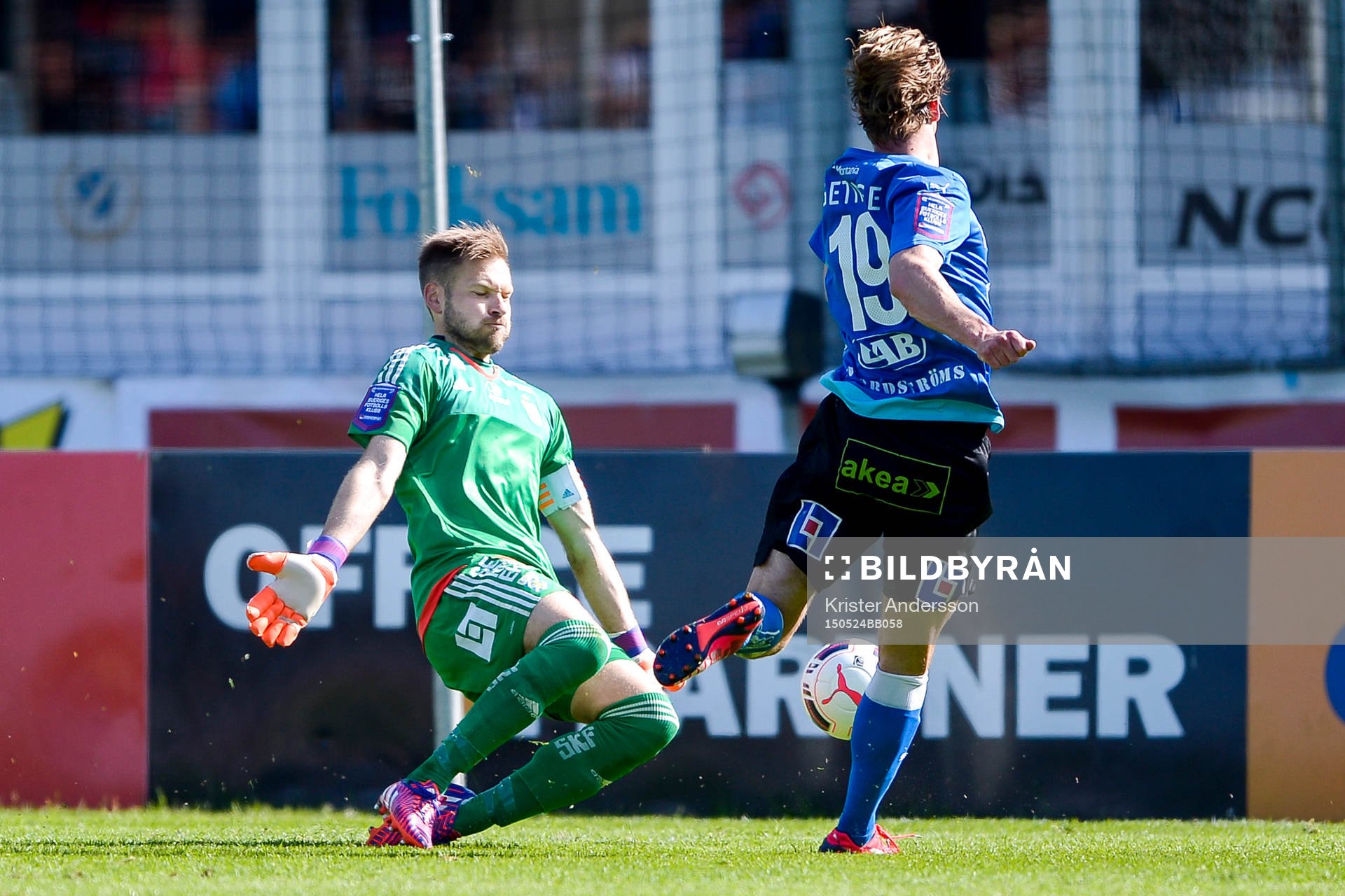 IFK Göteborgs målvakt John Alvbåge räddar skott från Halmstads Snorre Krogsgård under fotbollsmatchen i Allsvenskan mellan Halmstad och IFK Göteborg den 24 maj 2015 i Halmstad.