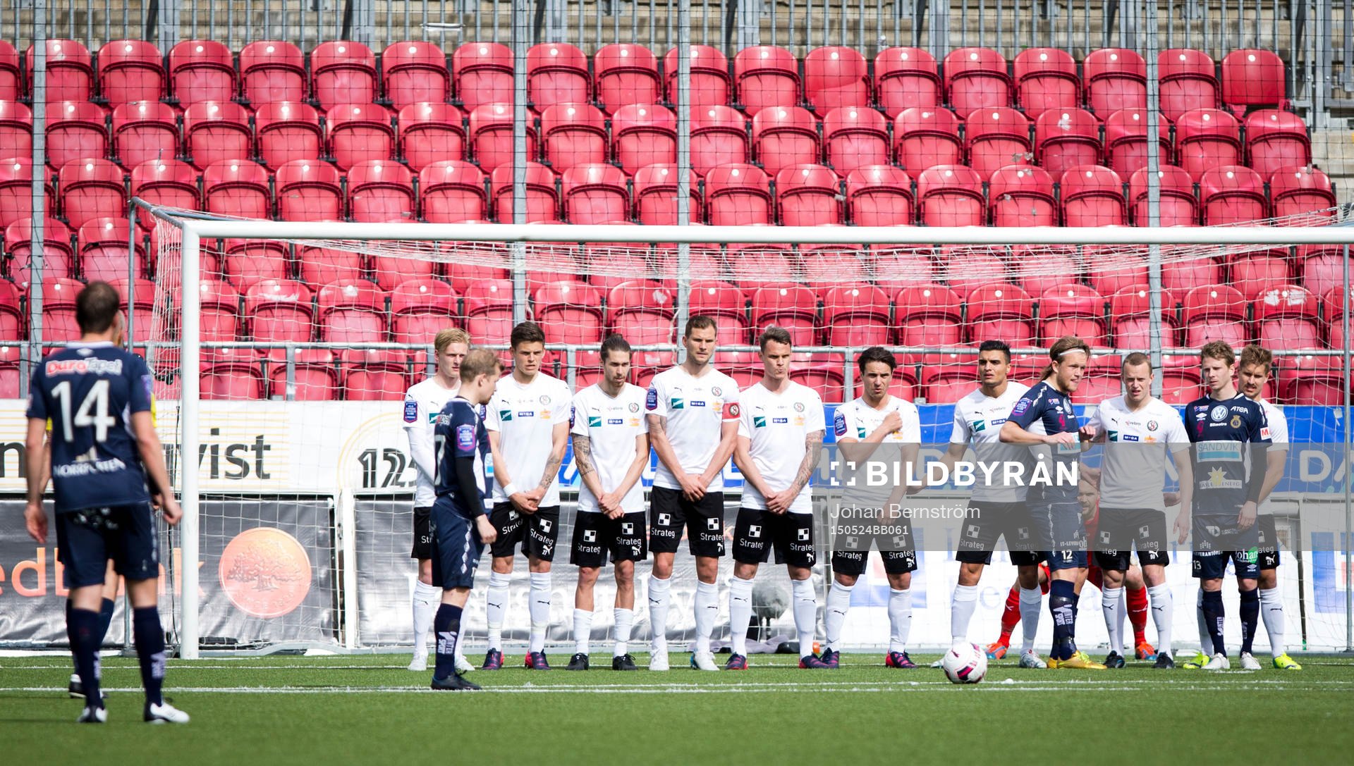Gefles Jonas Lantto skjuter frispark
