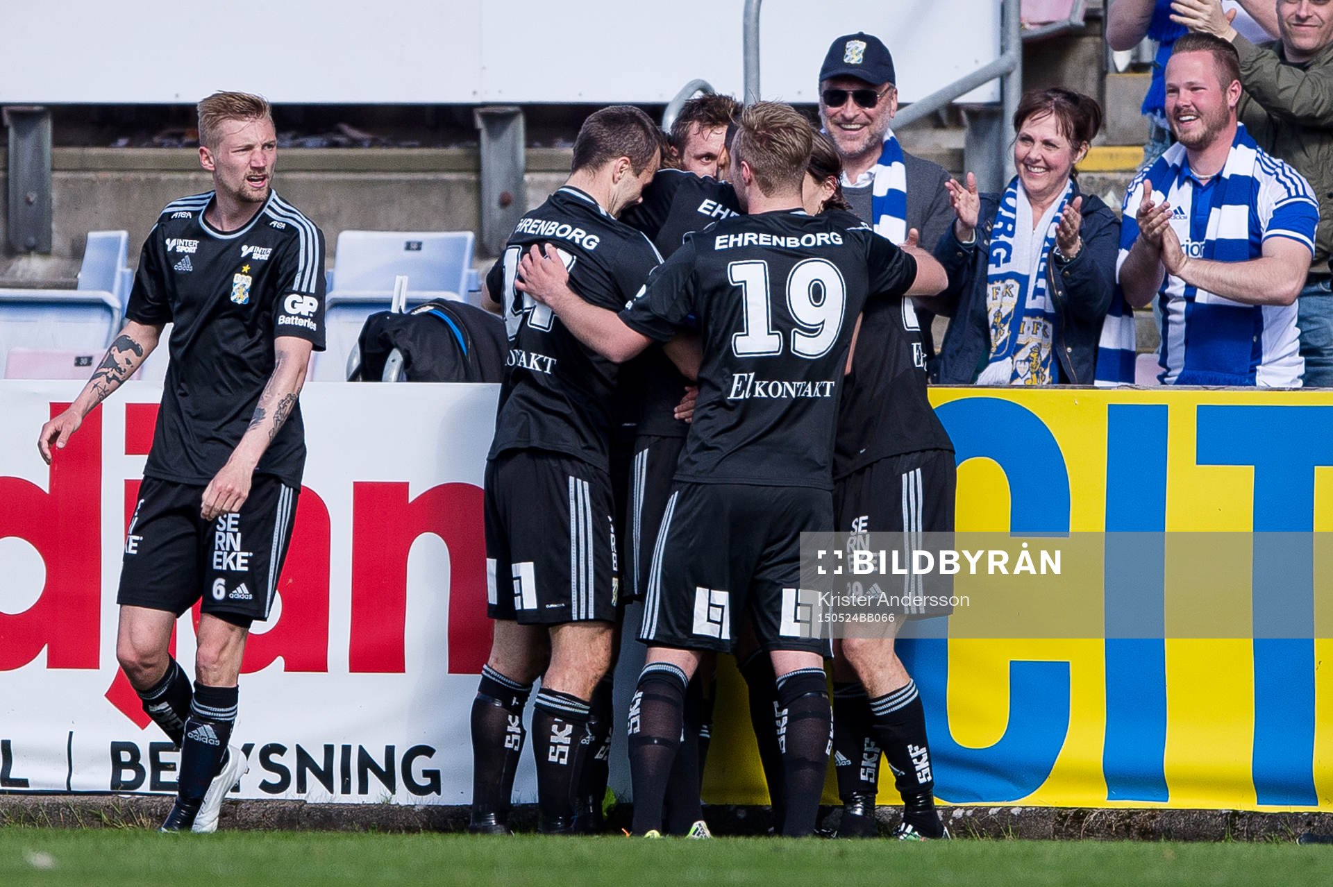 IFK Göteborgs Jakob Ankersen har gjort 1-2 och jublar med