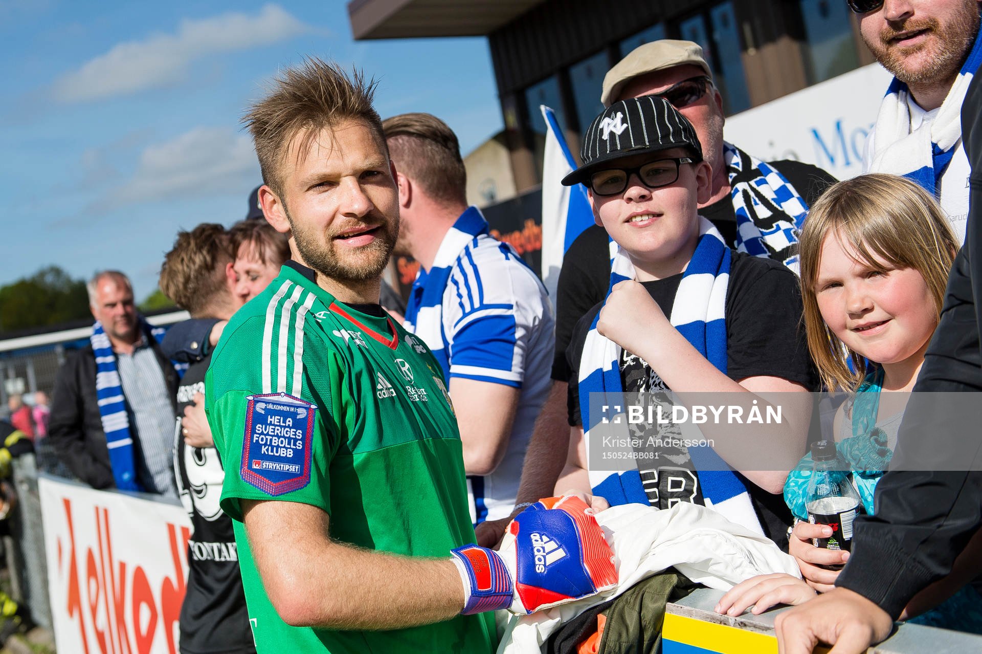 IFK Göteborgs målvakt John Alvbåge skriver autografer