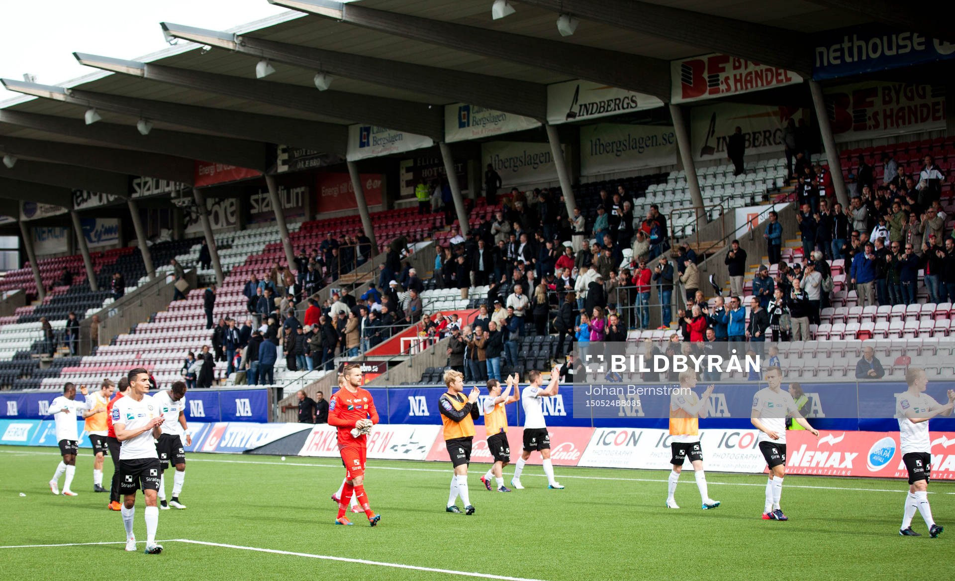 Örebros Daniel Gustavsson jublar framför fansen