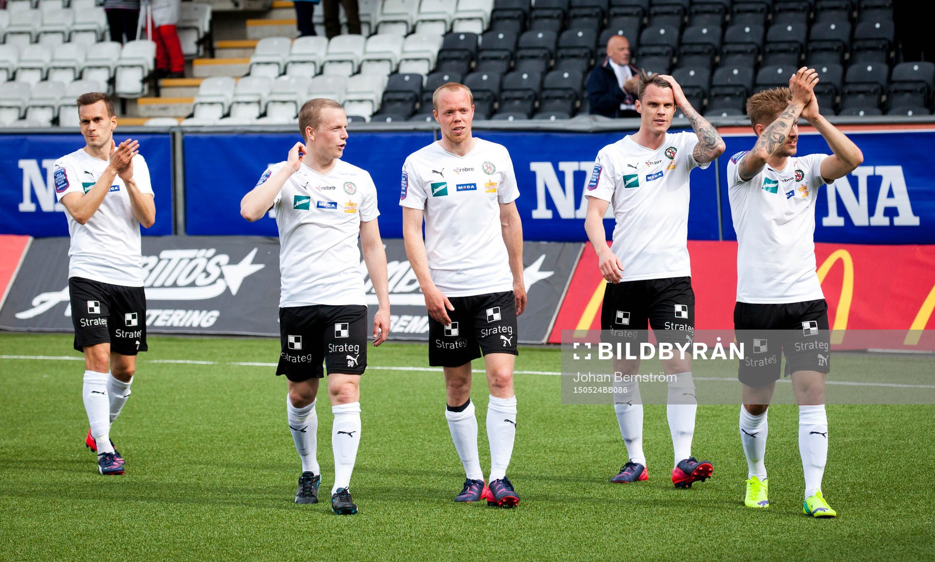 Örebros Daniel Gustavsson jublar framför fansen